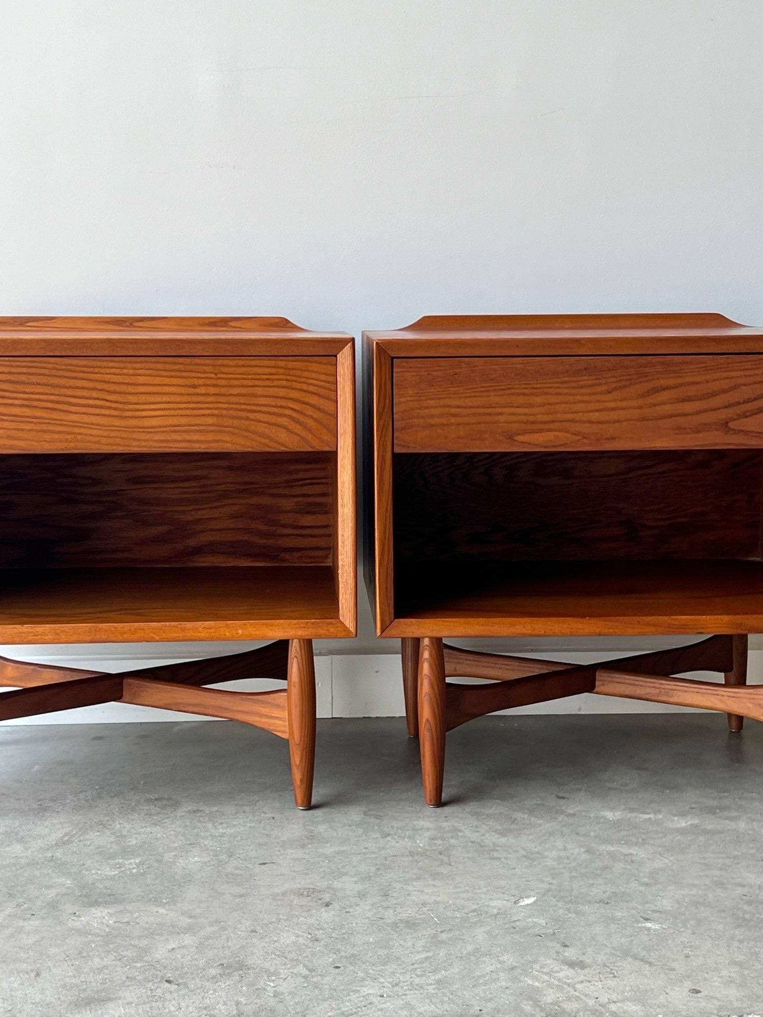Vintage Oak Nightstands by Heywood Wakefield - a Pair 5