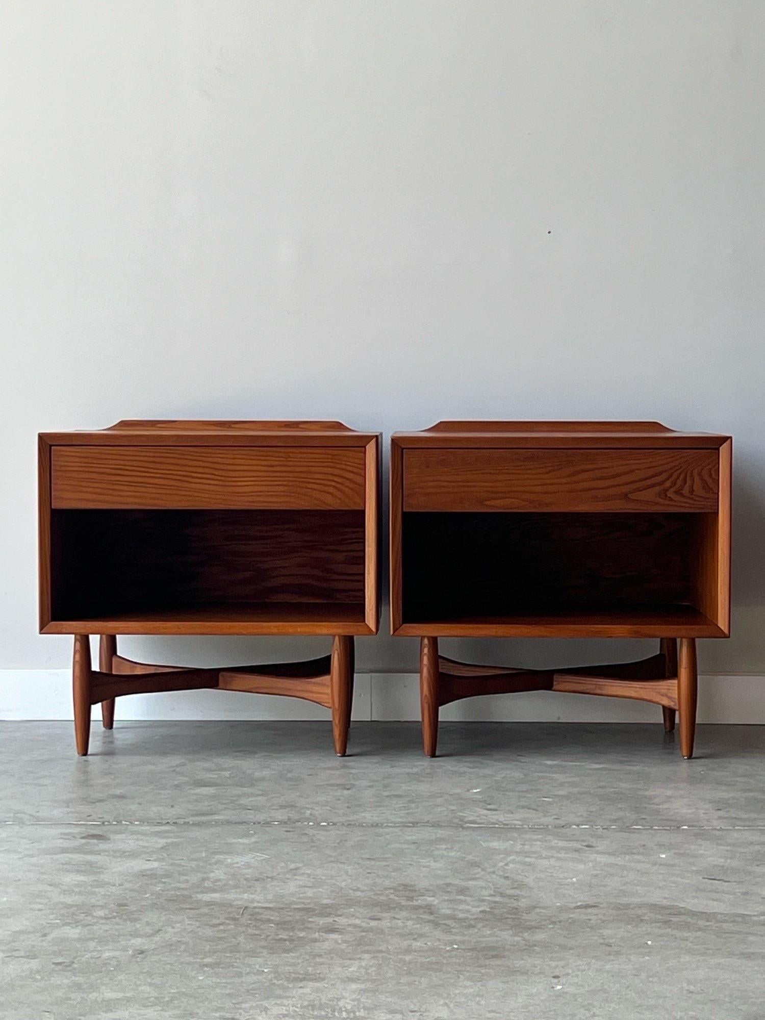 A pair of vintage nightstands made from oak wood by Heywood Wakefield. This pair is seldom seen and ultimately really cool. Danish inspired design with American influences, the best of both worlds. The oak wood has gorgeous wood grain throughout. We