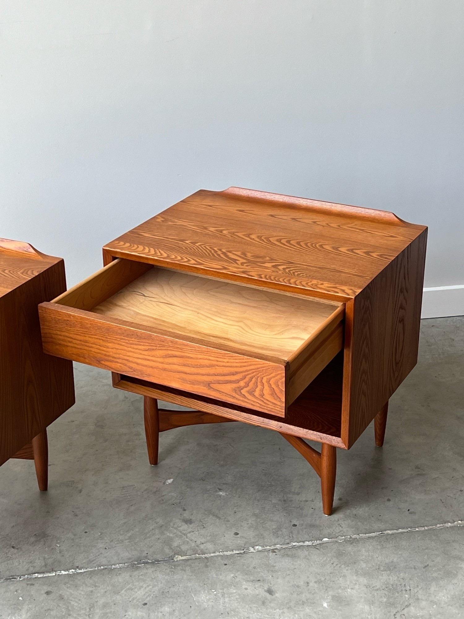 Vintage Oak Nightstands by Heywood Wakefield - a Pair 2