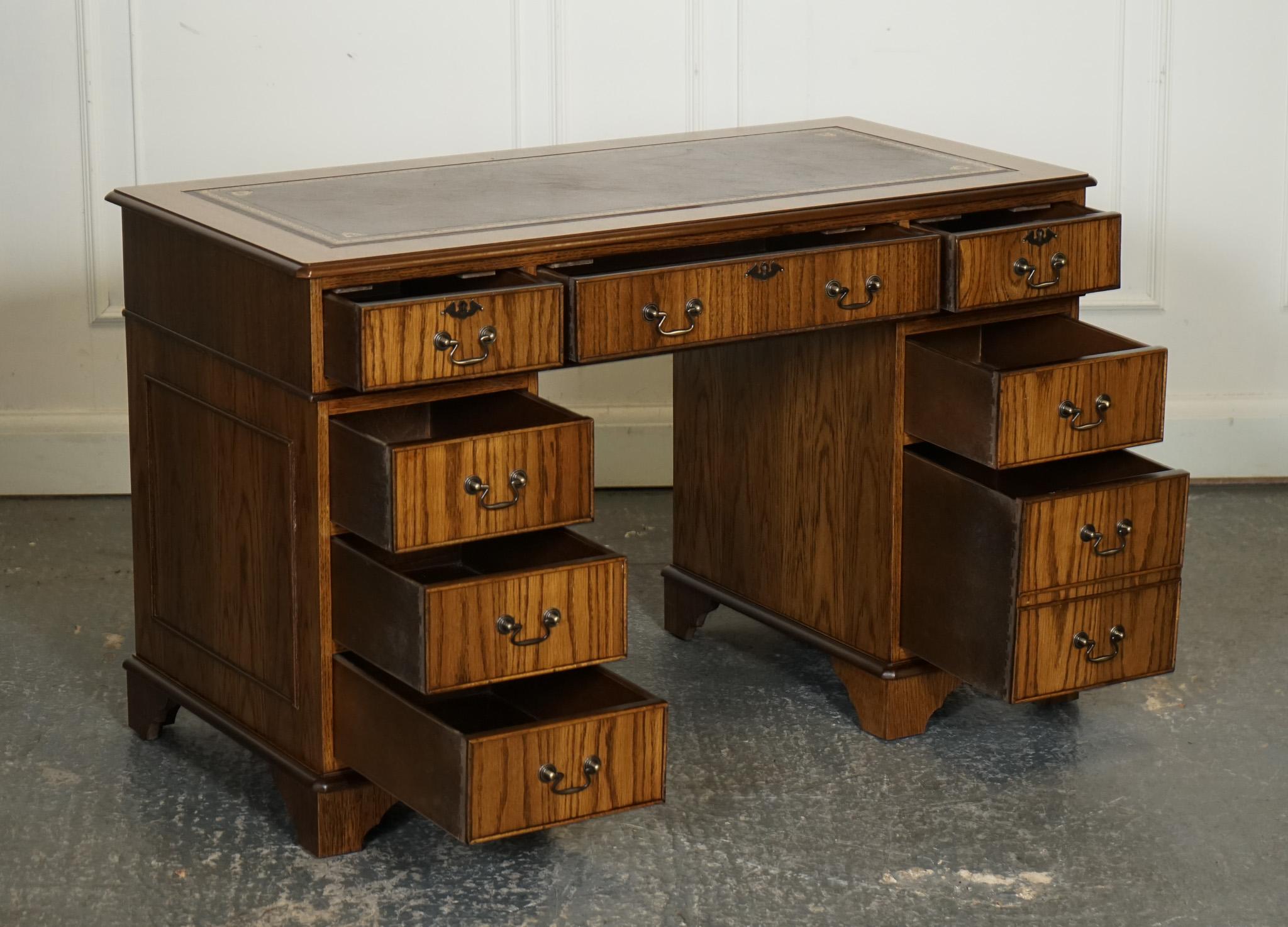 Antiquitäten aus London



Wir freuen uns, dieses Vintage Eiche Büro Schreibtisch mit einer braunen Lederplatte zum Verkauf anbieten zu können.

 Ein klassisches und elegantes Möbelstück, das zeitlosen Charme ausstrahlt. Dieser Schreibtisch ist in