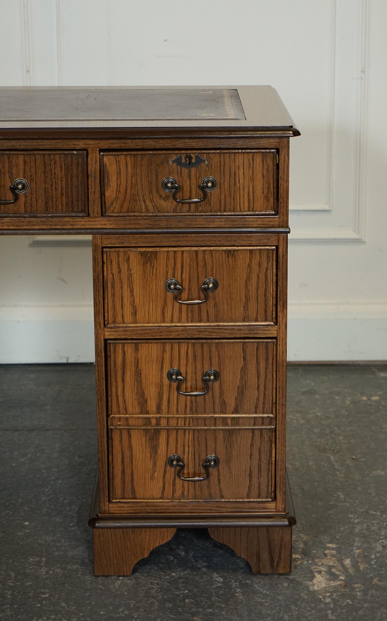 ViNTAGE OAK OFFICE PEDESTAL DESK BROWN LEATHER TOP PART OF SUITE (20. Jahrhundert) im Angebot