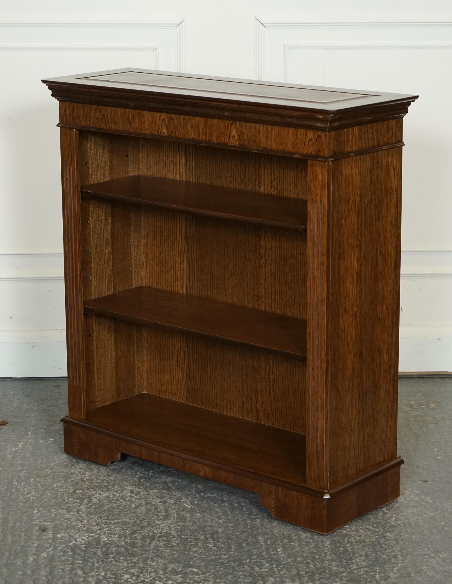 
Siamo lieti di offrire in vendita questa libreria aperta in Oak Vintage con ripiani regolabili e piano in pelle marrone.

Questa libreria fa parte di una suite; abbiamo anche due schedari e una scrivania abbinati, ma ti invitiamo a verificare se
