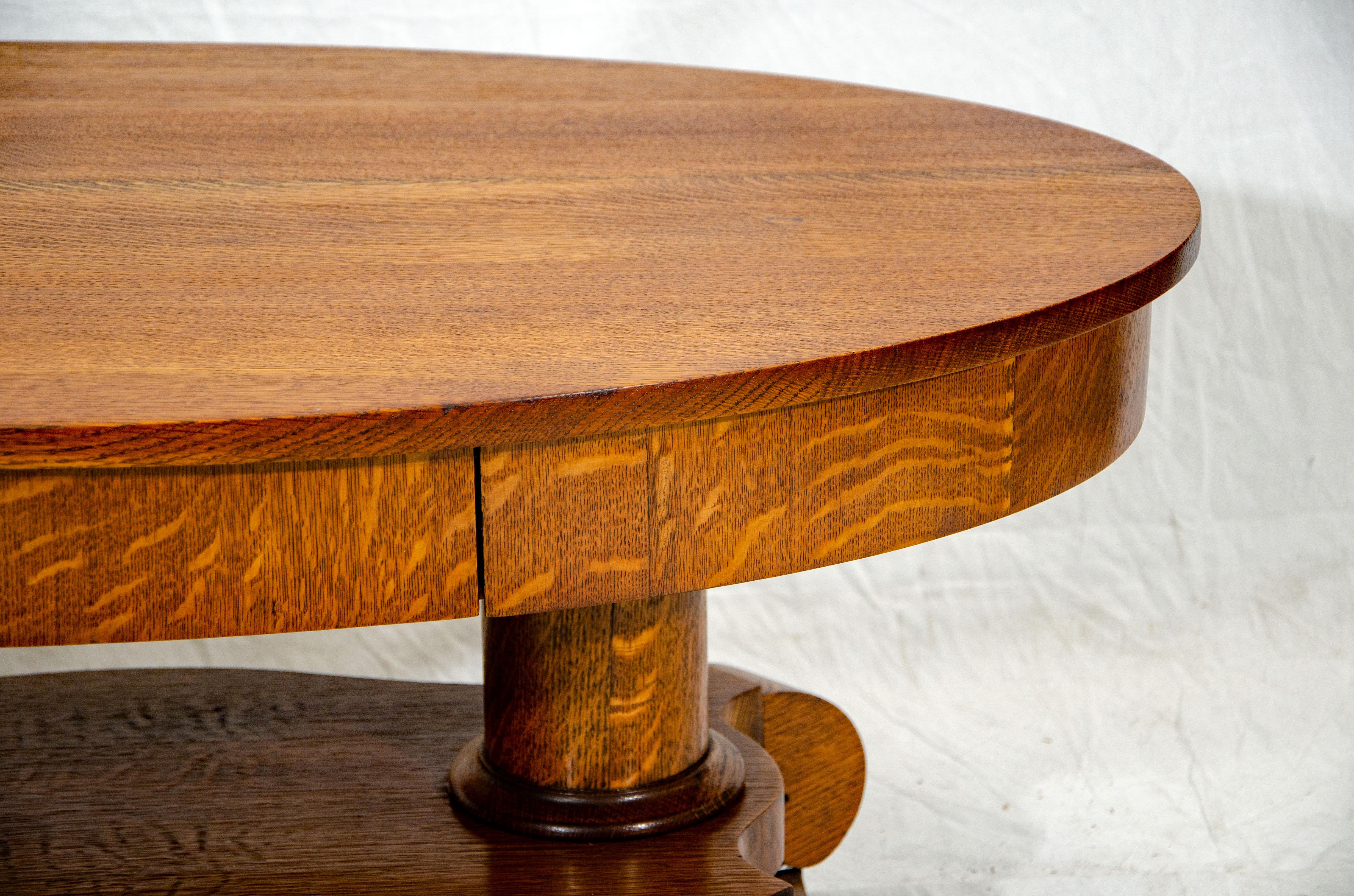 Vintage Oak Oval Coffee Table / Cocktail Table In Good Condition In Crockett, CA