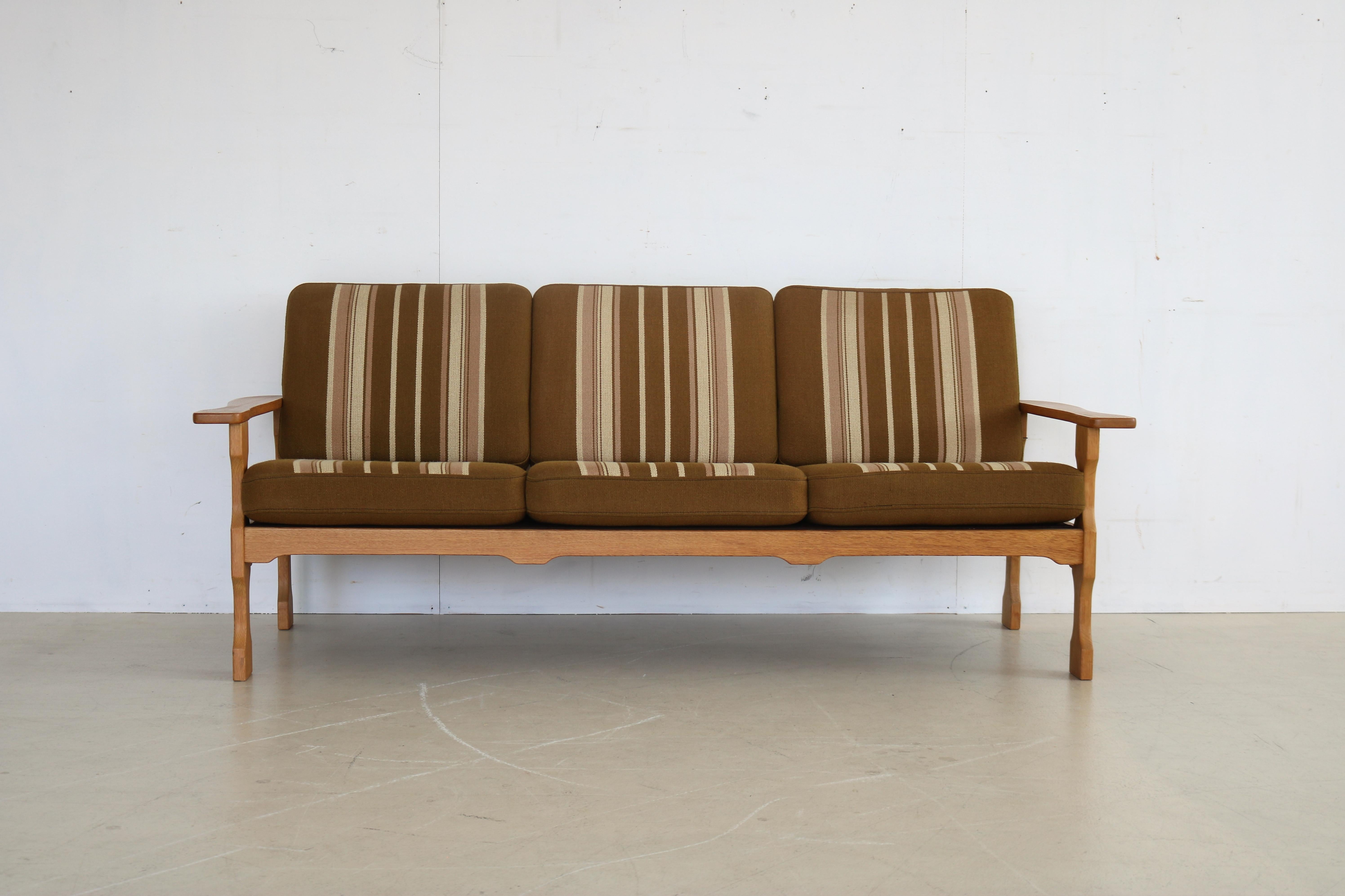 Vintage oak seating area couch easy chairs 1950s, Danish

Sitting area from Denmark consisting of a sofa, two easy chairs and a coffee table.

Period 1960s
Designs unknown denmark condition good light signs of use.

Size couch 75 x 177 x 80
