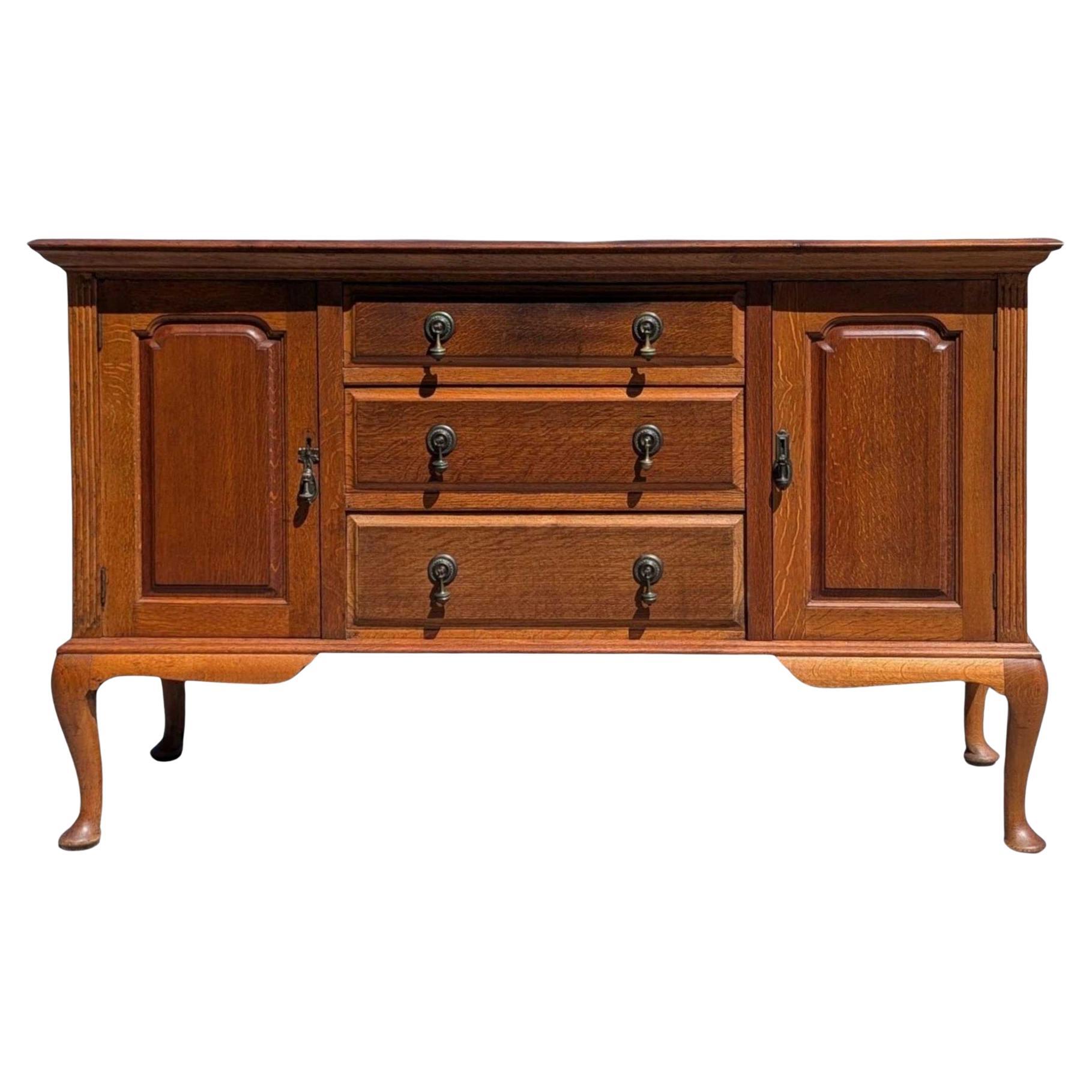 Vintage Oak Sideboard Buffet mit Queen Anne Beinen, traditioneller englischer Stil
