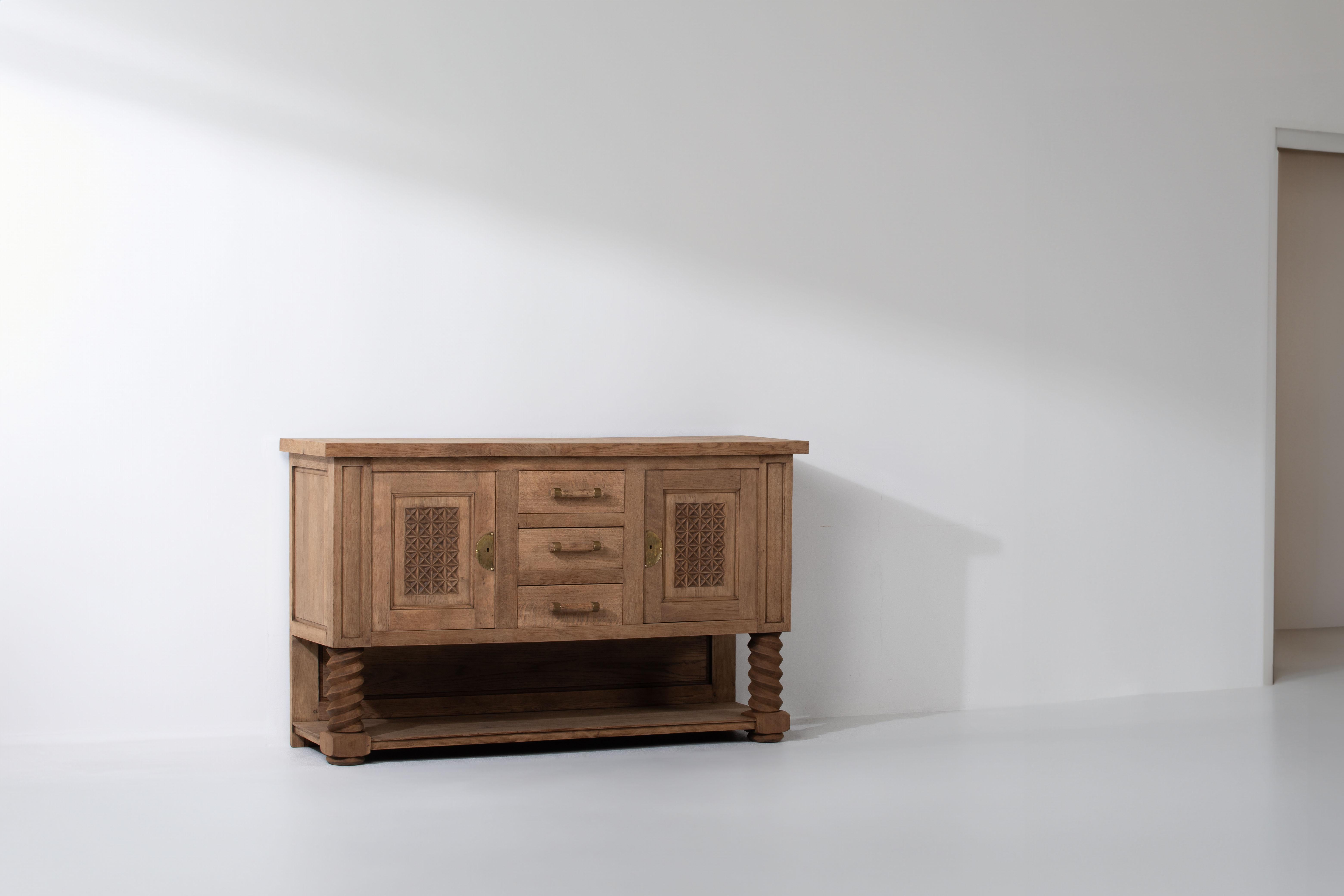 Vintage-Sideboard aus Eichenholz, Weinpressenbeine, geometrische Schnitzereien, Frankreich, 1940er Jahre (Französisch) im Angebot