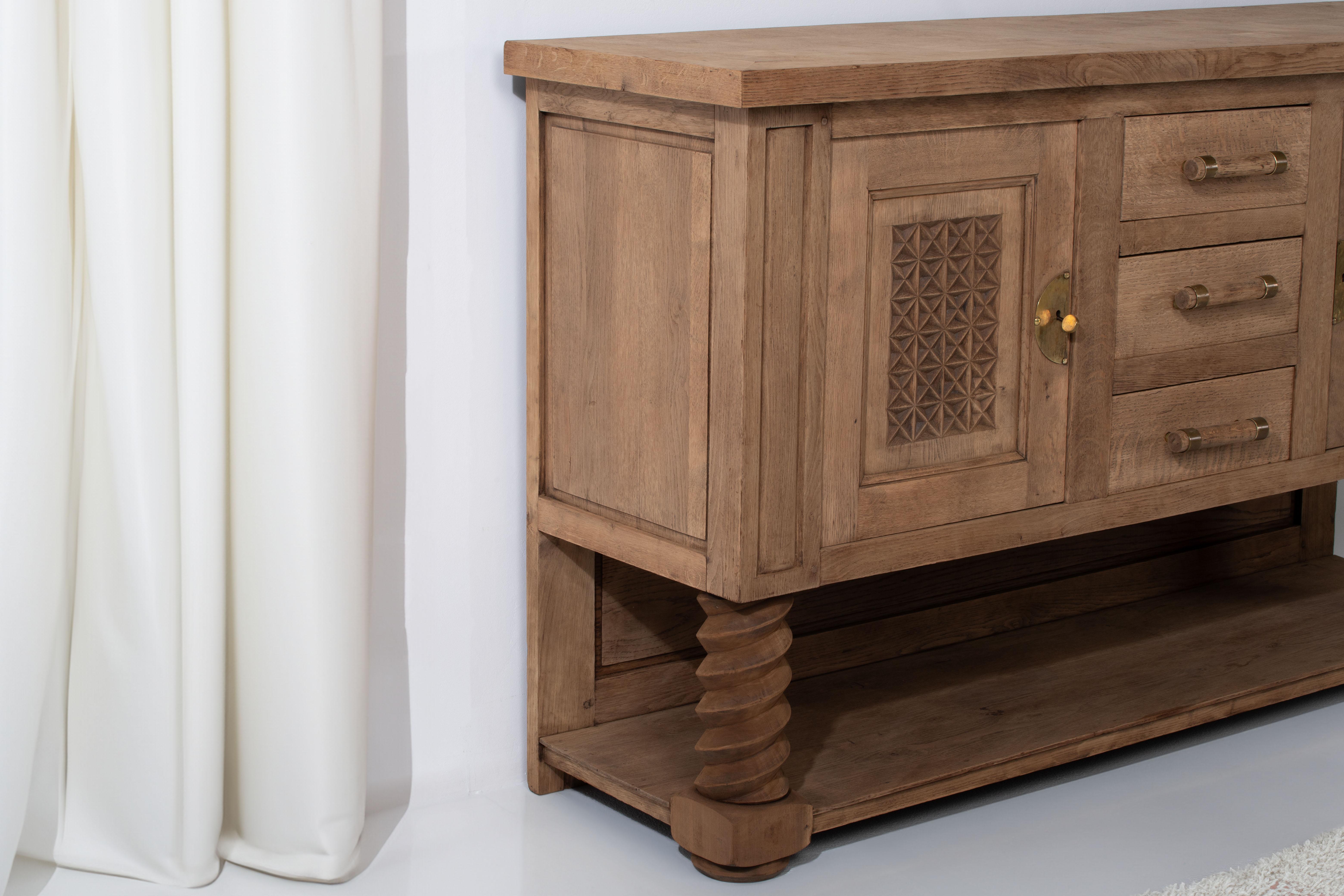 Metà XX secolo Credenza vintage in Oak, gambe a pressione, intagli geometrici, Francia, anni '40 in vendita