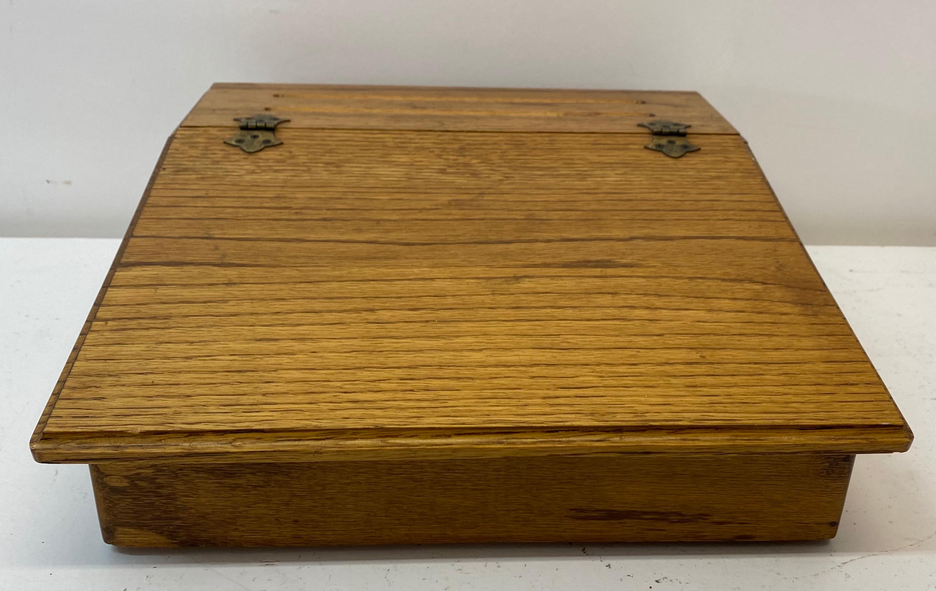 Vintage oak slant / lift top travel desk / laptop desk, C.1930,

20th century writing desk 

Great for 21st century laptop use 

Measures: 13.5