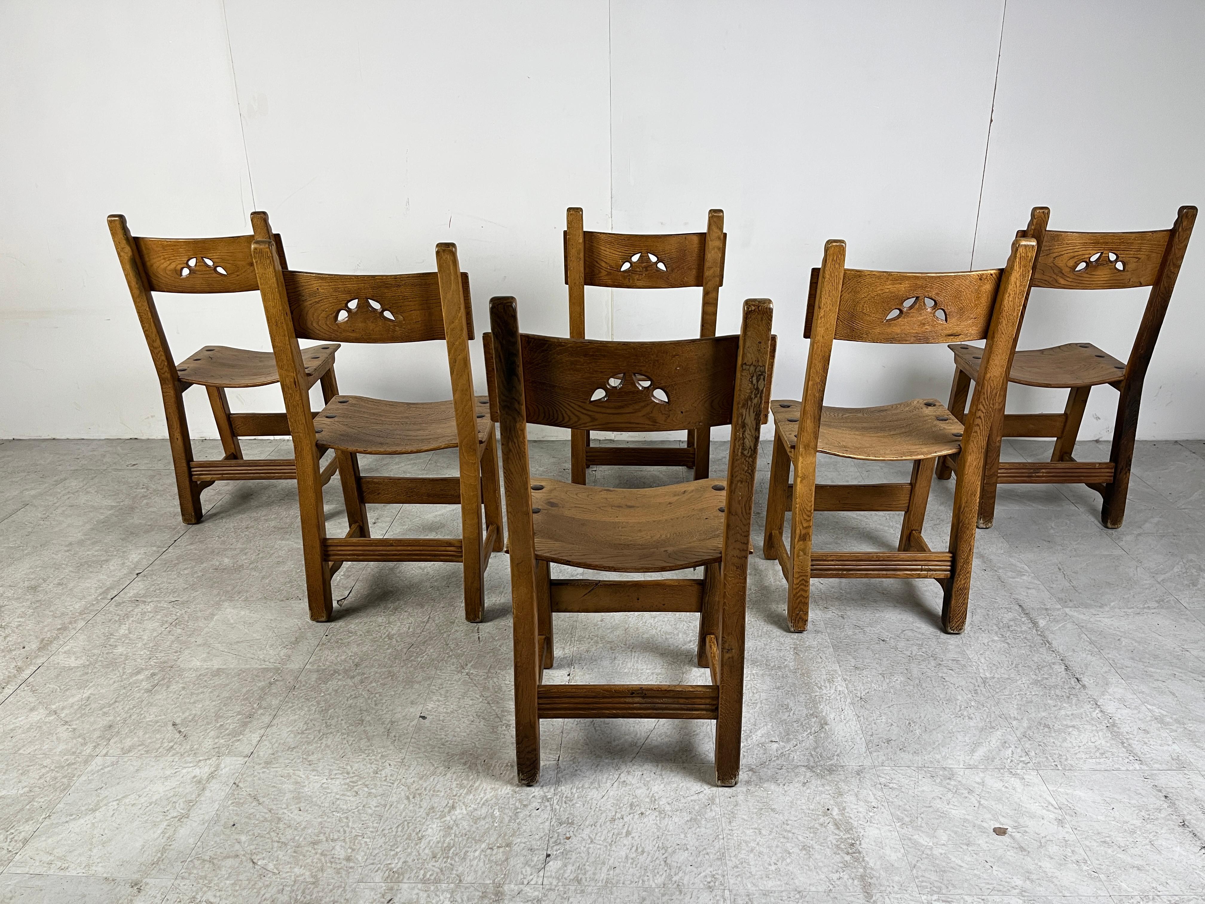 Vintage Spanish carved wooden dining chairs.

Elegant dining chairs wood carvings in the legs and backrests.

Beautiful bentwood seats.

Good condition with normal age related wear. The chairs are sturdy

1950s - Spain

Dimensions:
Height: