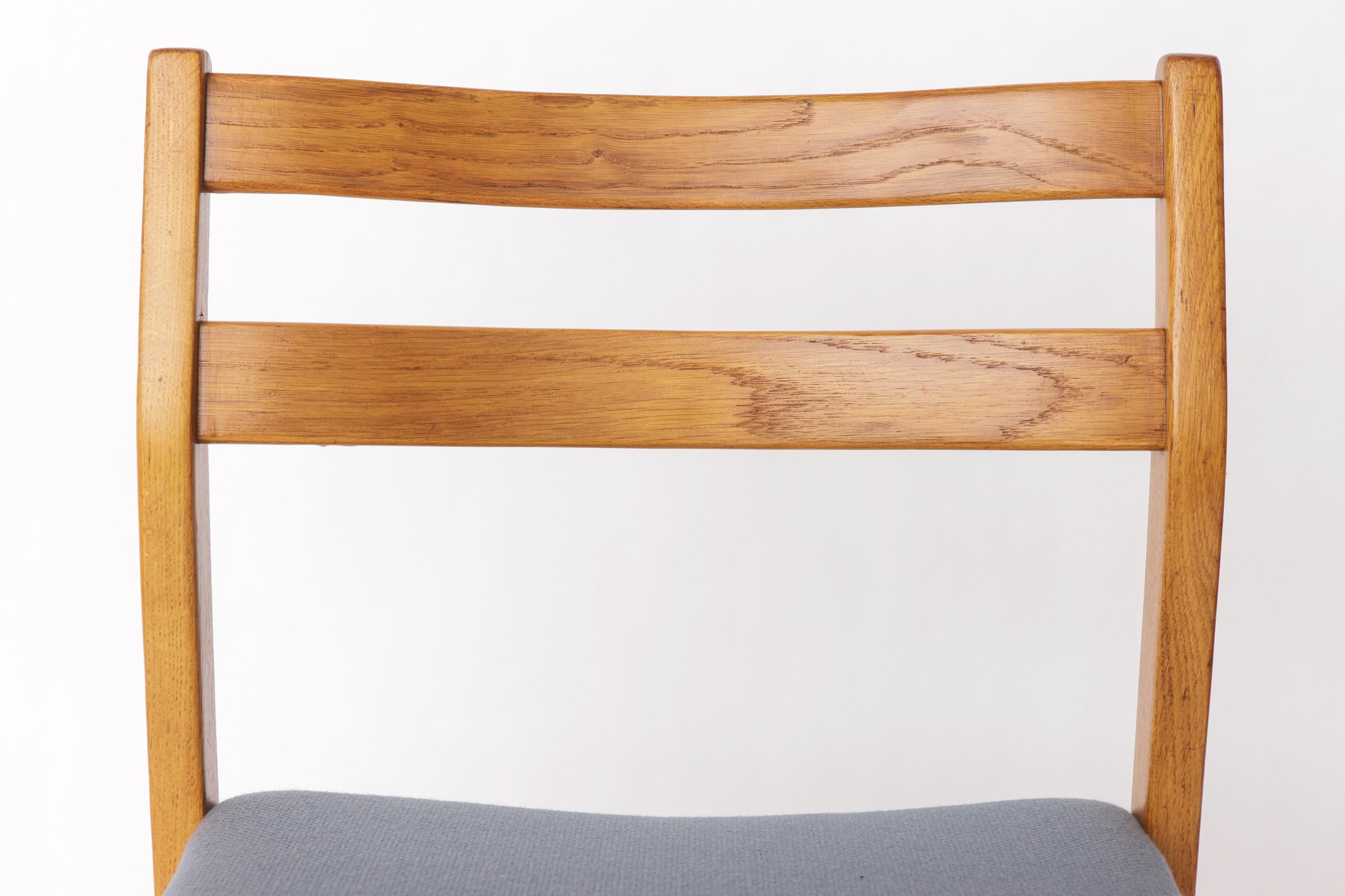 Chaise empilable en chêne vintage par Carl-Ewert Ekström
Fabriqué par Alb. Johansson & Söner, Hyssna - années 1960
Seulement 1 disponible

Une chaise en chêne du milieu du siècle magnifiquement restaurée, conçue par l'architecte suédois Carl-Ewert