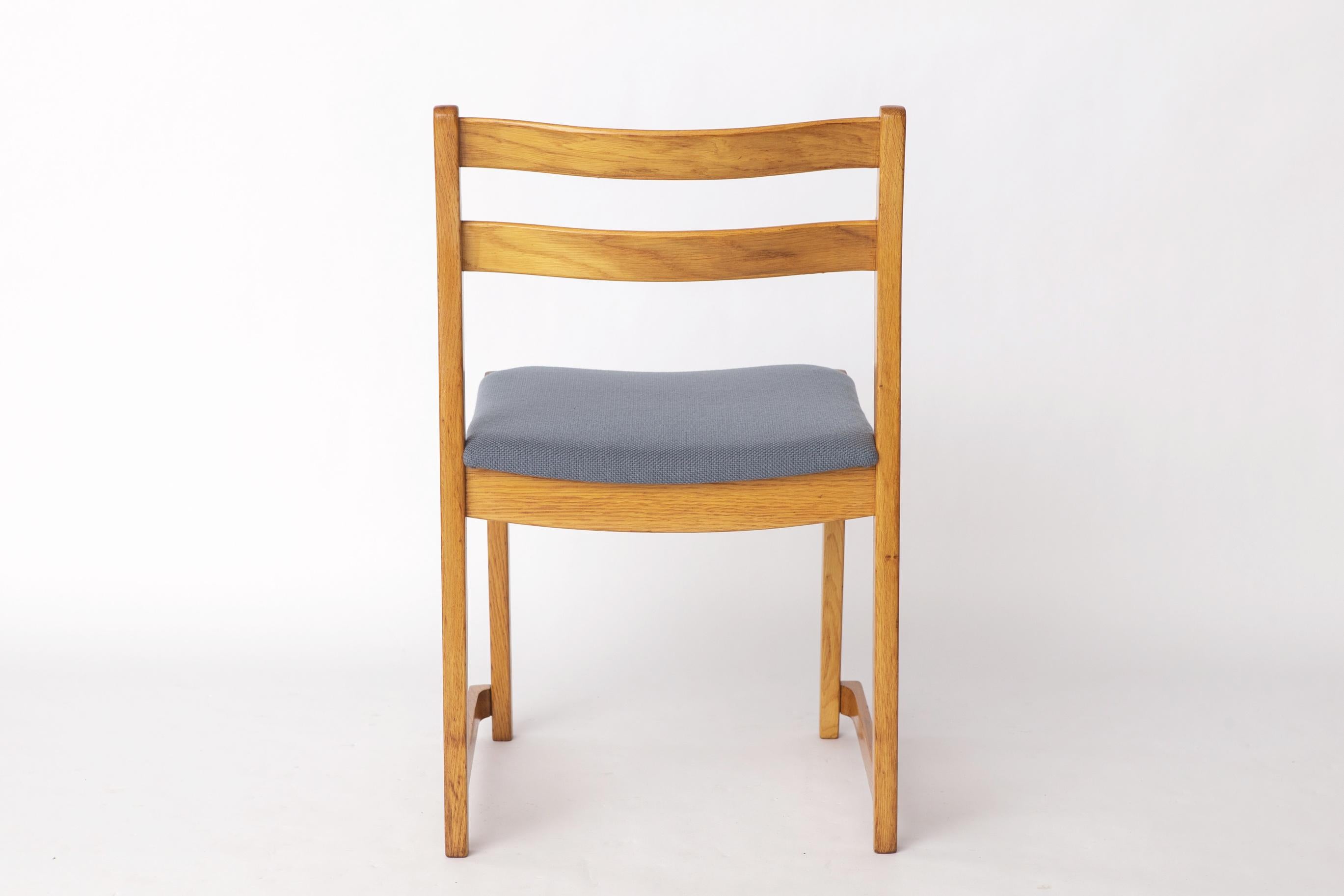 Milieu du XXe siècle Chaise empilable en chêne vintage par Carl-Ewert Ekström - 1960s Scandinavian Design en vente