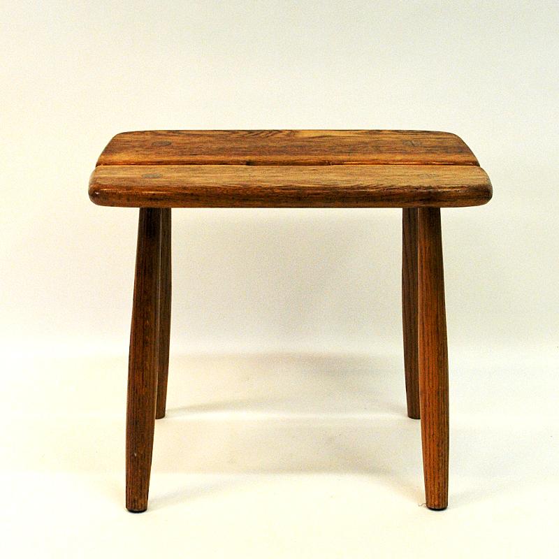 Lovely and solid oak stool by Carl Gustaf Bologner for AB Bröderna Wigells chair factory in the 1950s Sweden. Made of massive oakwood with nice details and patina on the seat. Perfect as an extra little chair or sidetable.
Measures: 45 cm H x 50 cm