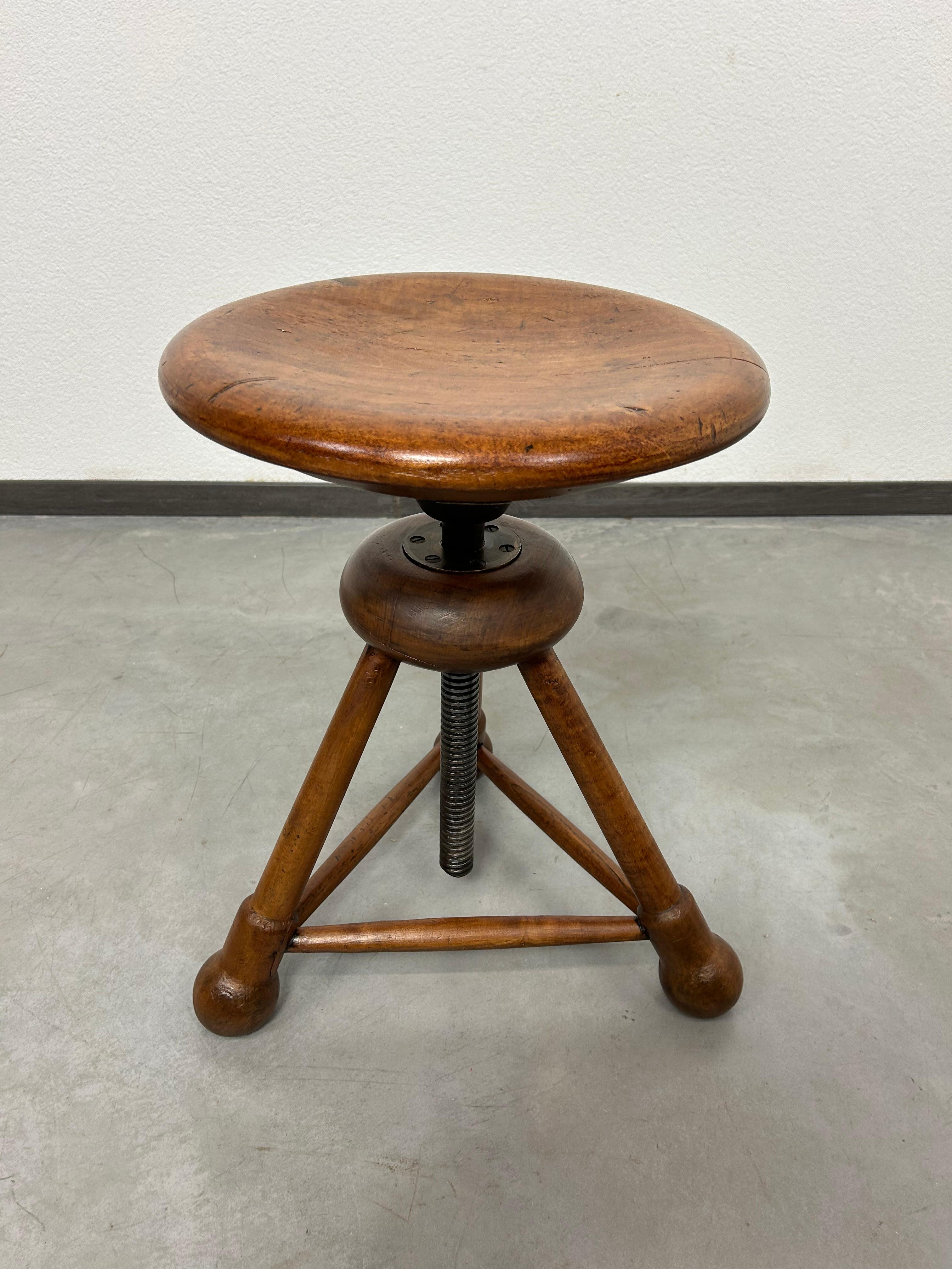 Vintage oak swivel stool in very good original condition with signs of use.