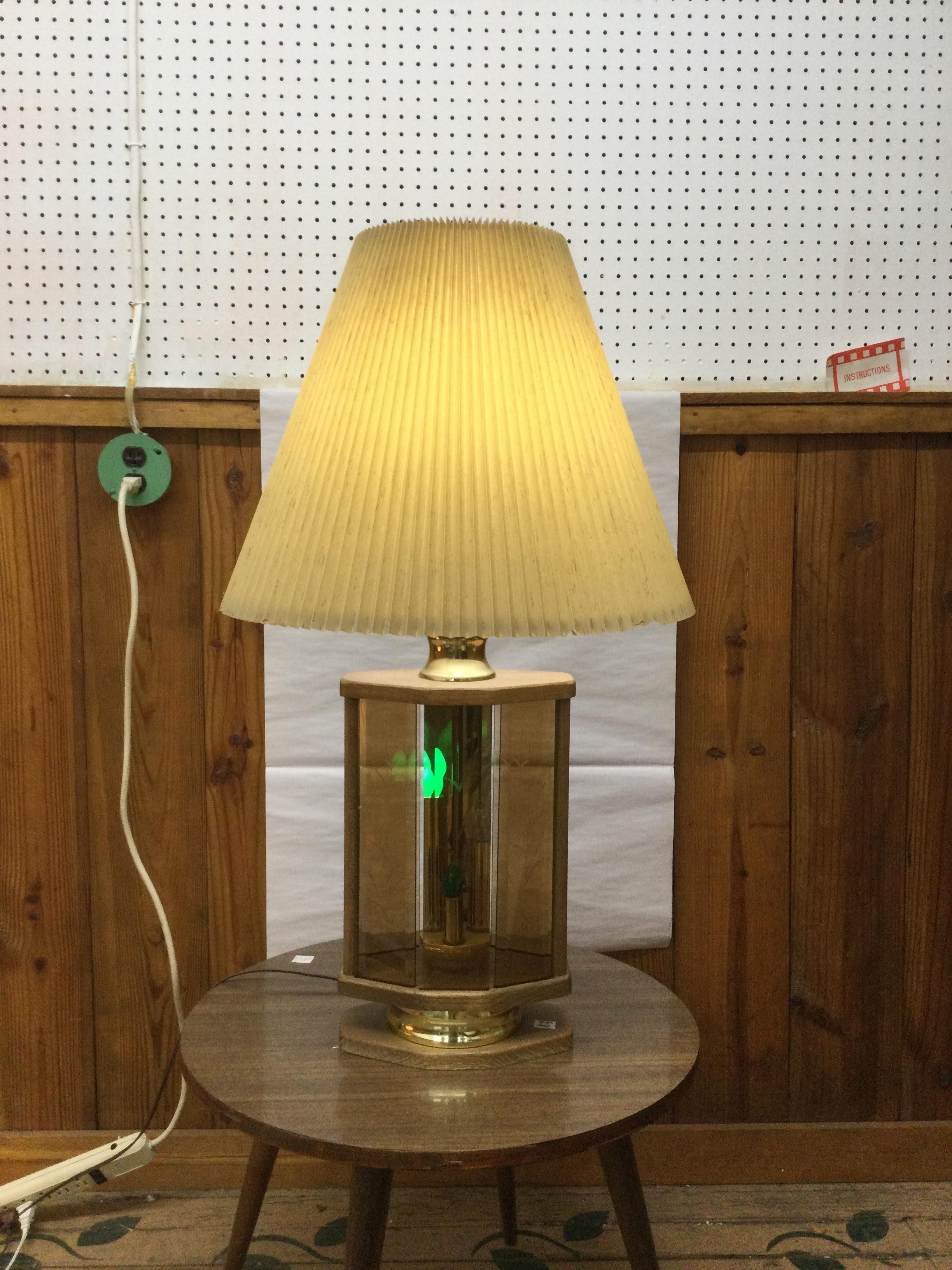 Vintage Oak Table Lamp with Brass Accents & Pleated Shade en venta 3