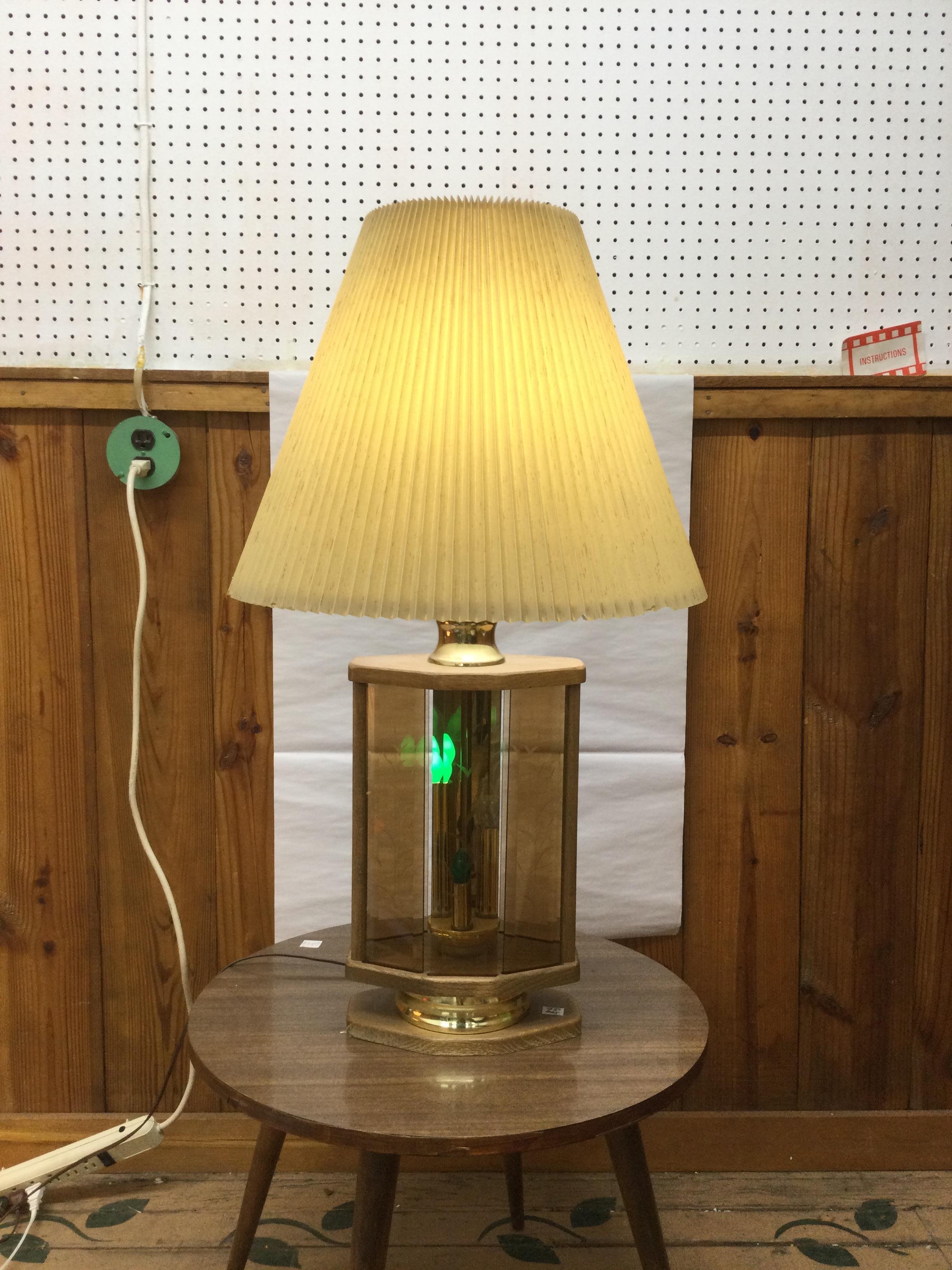 Vintage Oak Table Lamp with Brass Accents & Pleated Shade en venta 4