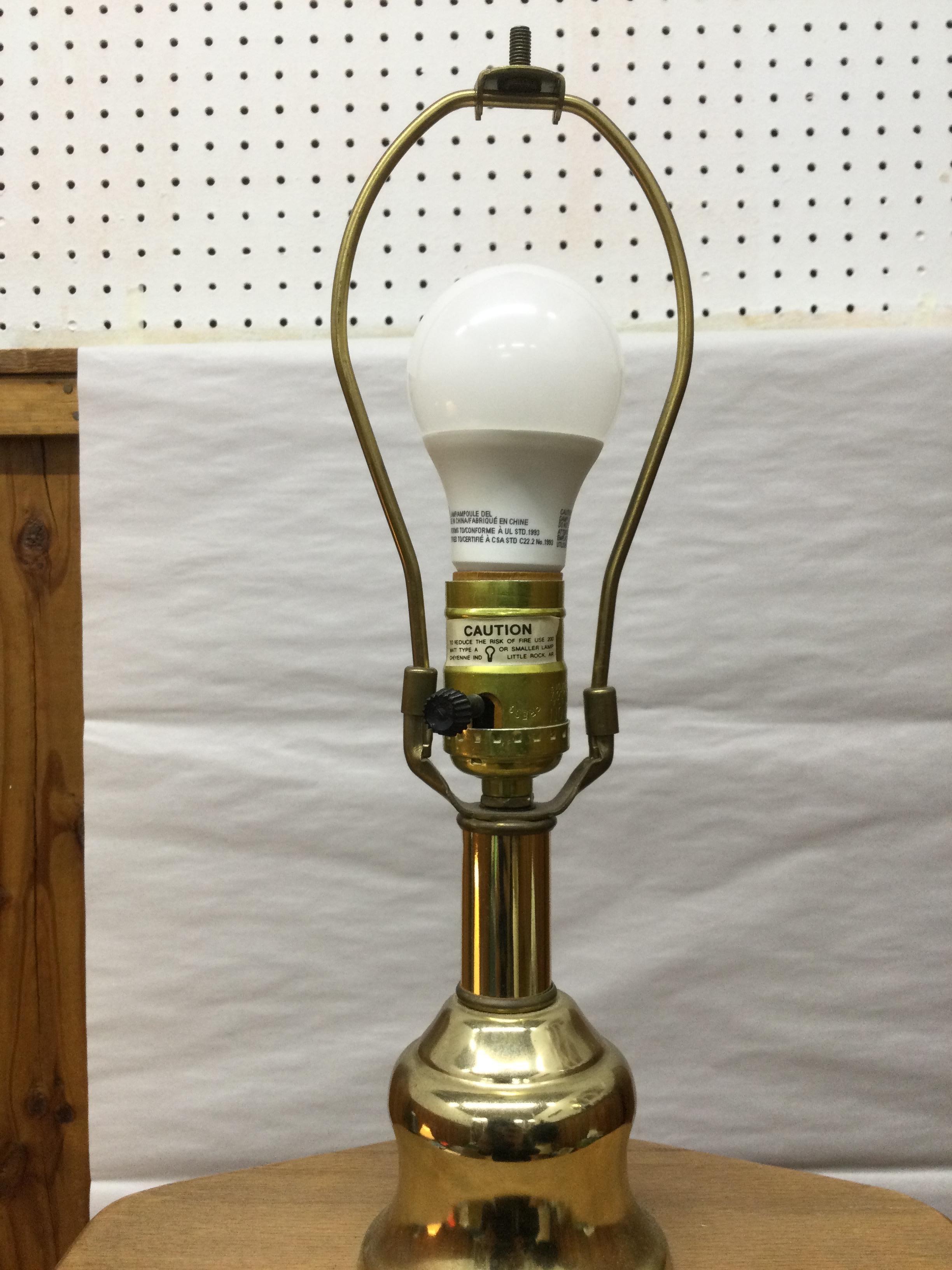 Vintage Oak Table Lamp with Brass Accents & Pleated Shade en venta 10