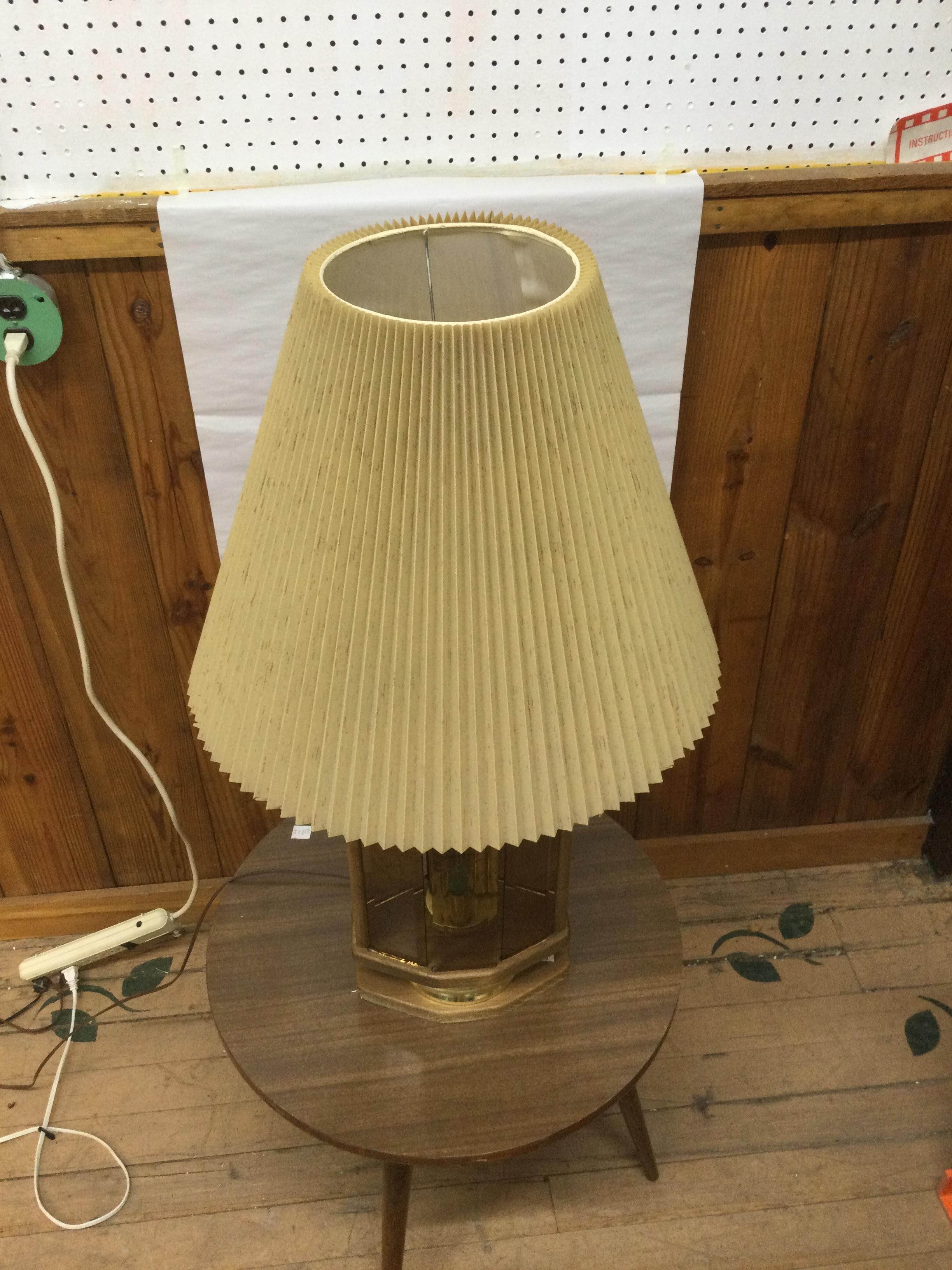 Vintage Oak Table Lamp with Brass Accents & Pleated Shade De campo en venta