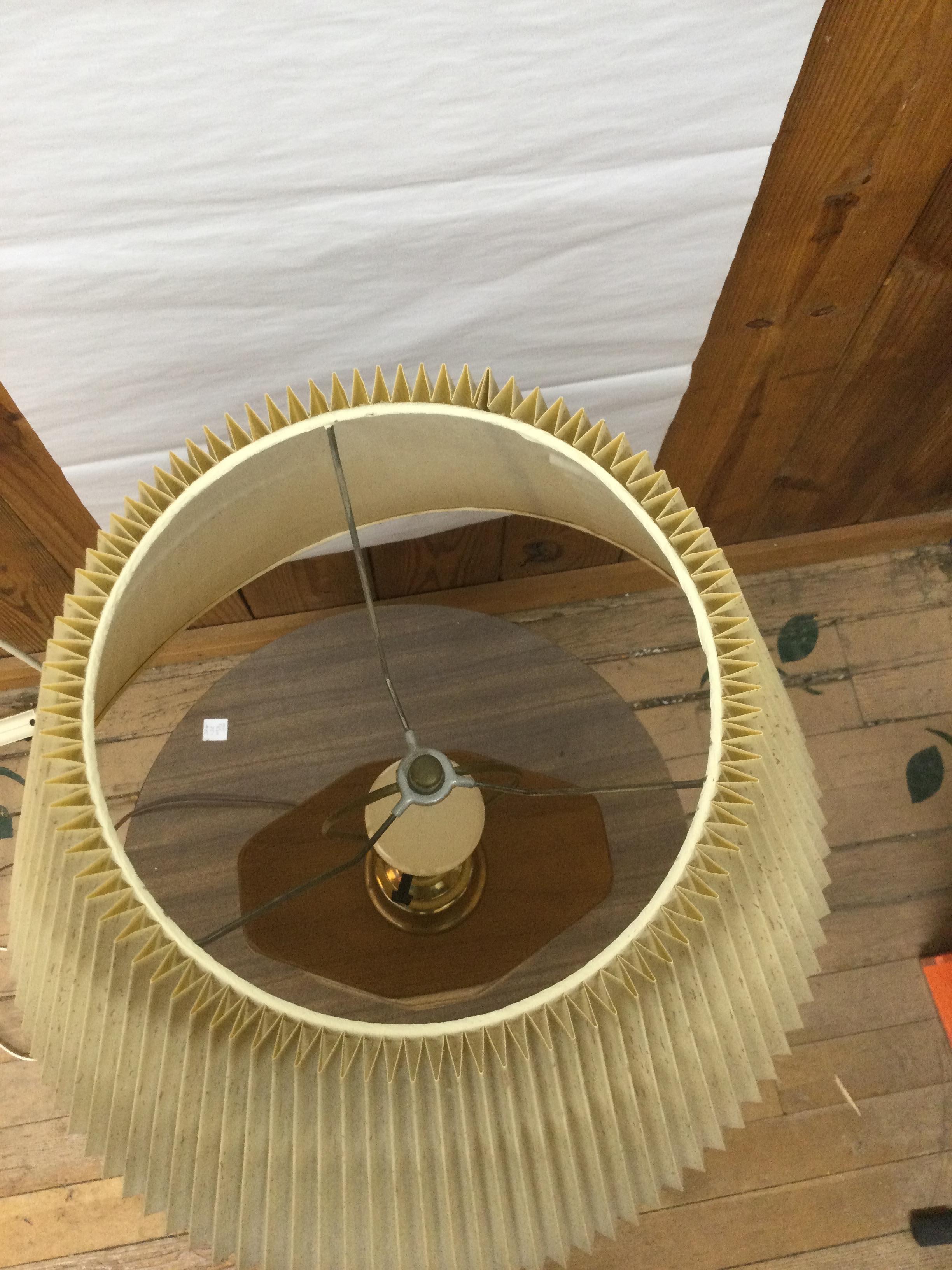 Vintage Oak Table Lamp with Brass Accents & Pleated Shade Desconocido en venta