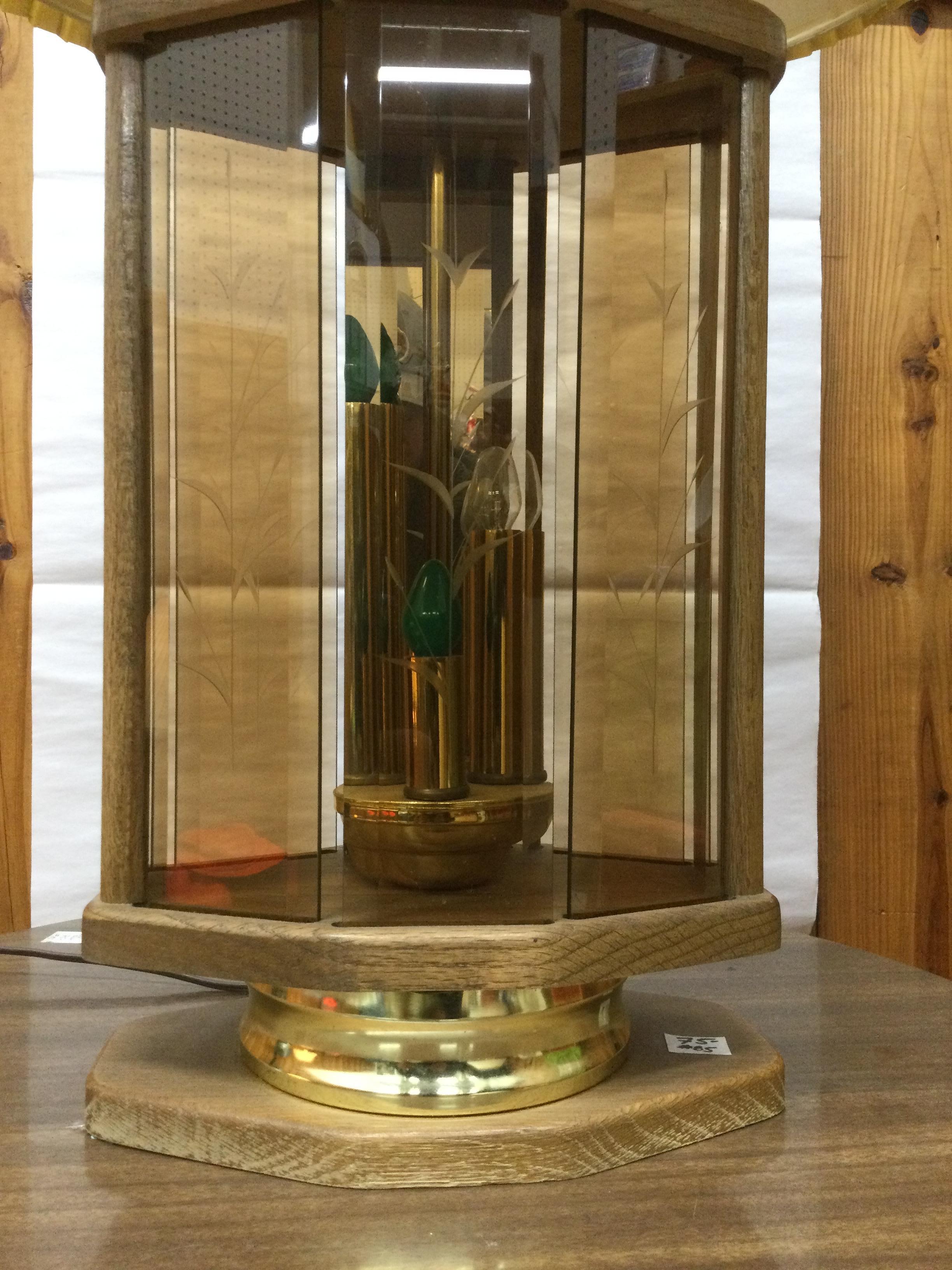 Vintage Oak Table Lamp with Brass Accents & Pleated Shade en Bueno estado para la venta en Freehold, NJ