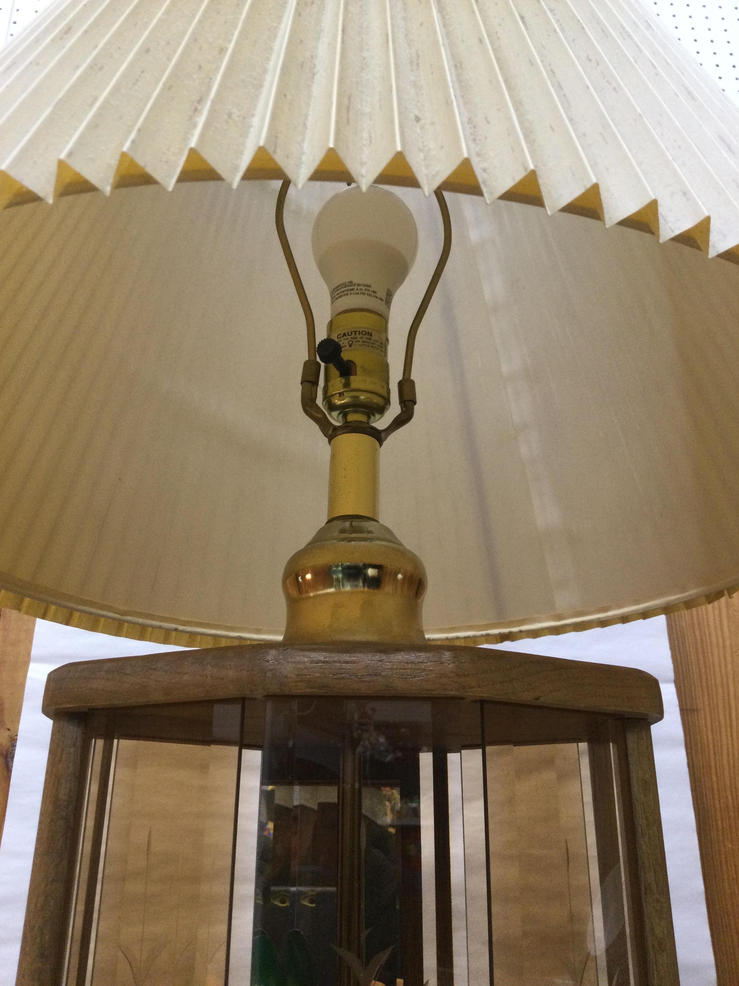 Vintage Oak Table Lamp with Brass Accents & Pleated Shade siglo XX en venta
