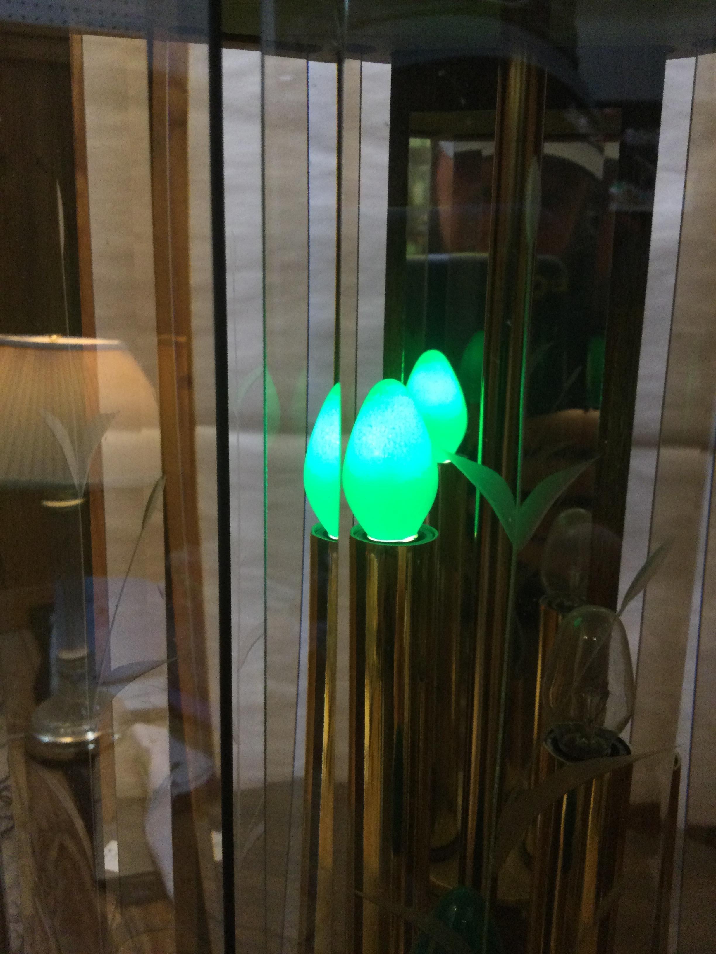 Vintage Oak Table Lamp with Brass Accents & Pleated Shade Latón en venta