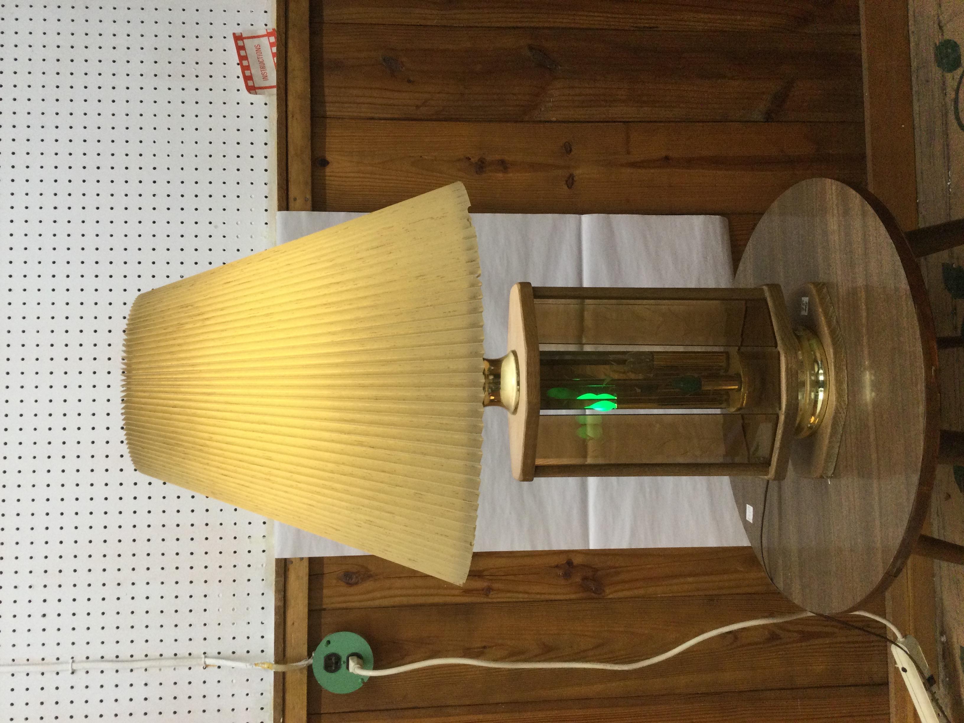 Vintage Oak Table Lamp with Brass Accents & Pleated Shade en venta 1