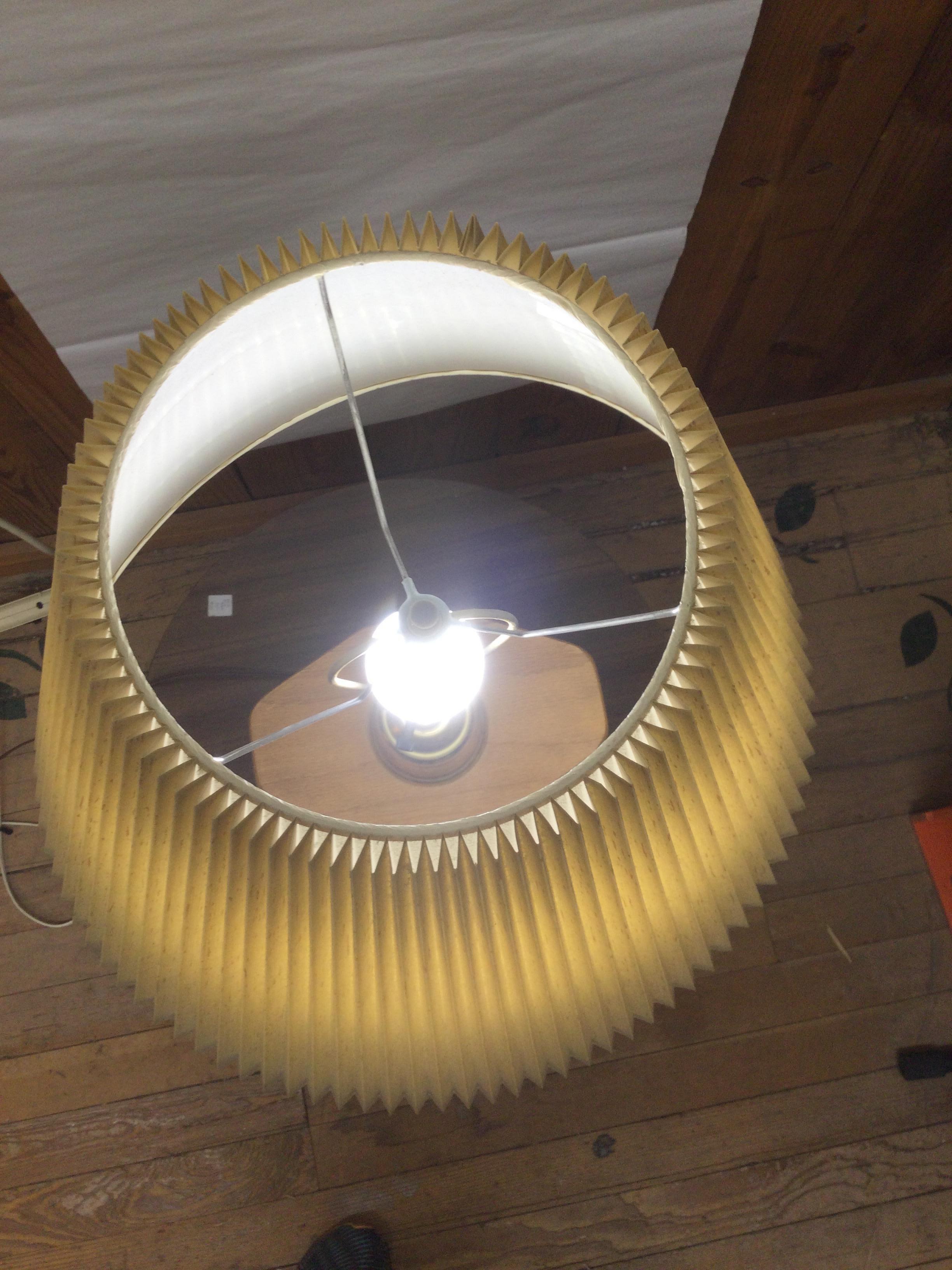 Vintage Oak Table Lamp with Brass Accents & Pleated Shade en venta 2