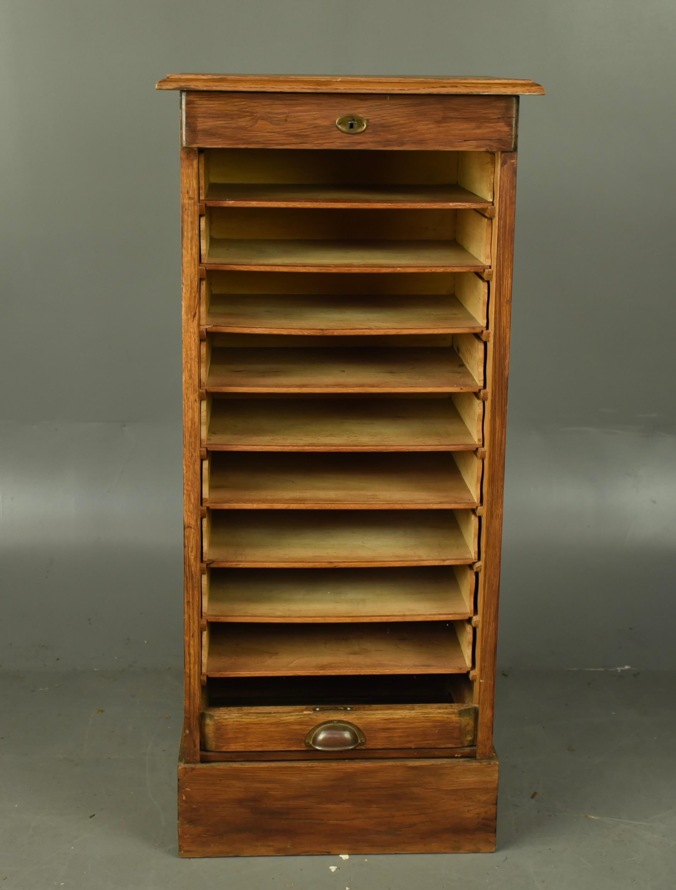 vintage eiche tambour front aktenschrank im Zustand „Gut“ im Angebot in Chelmsford, GB