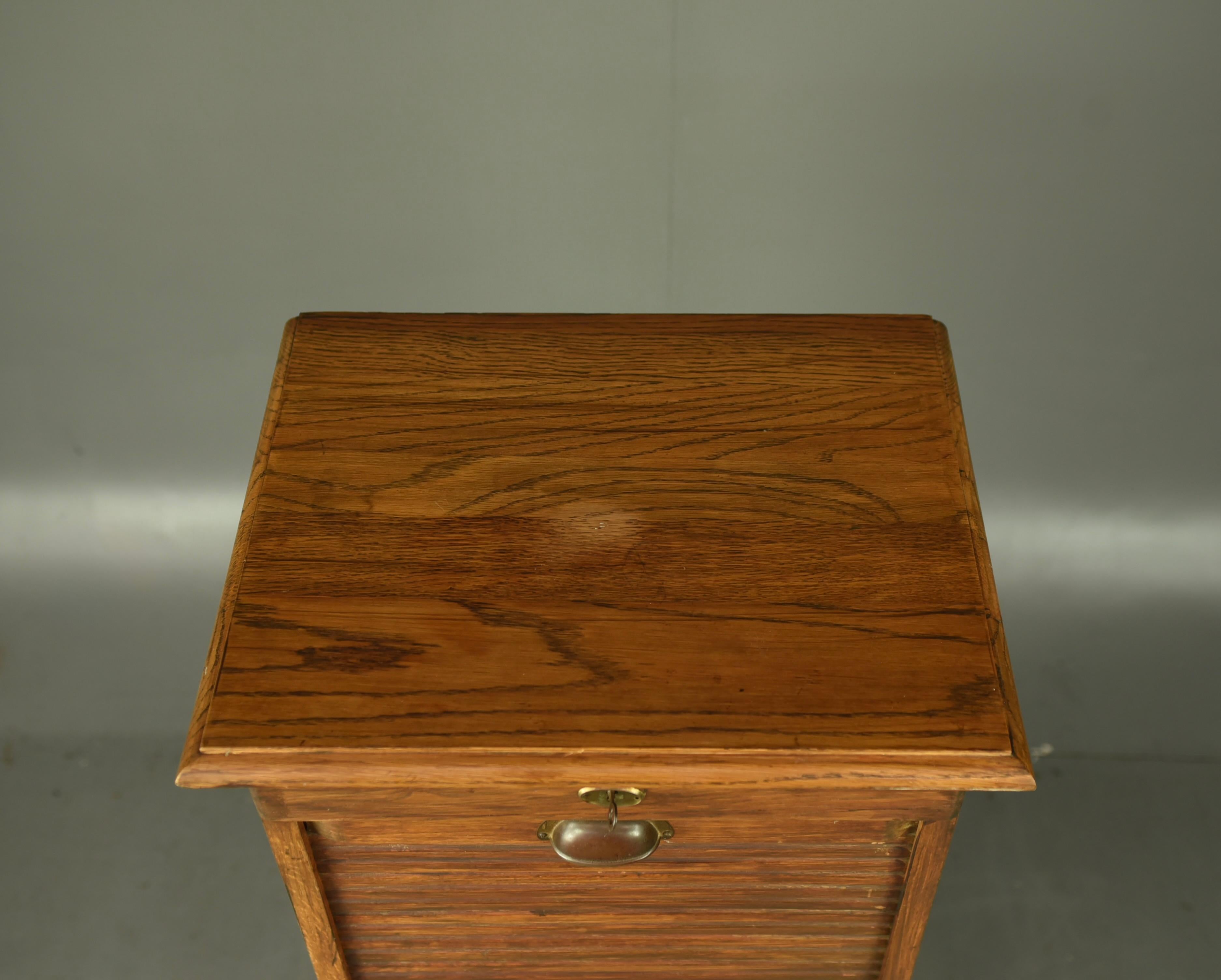 vintage eiche tambour front aktenschrank (Frühes 20. Jahrhundert) im Angebot