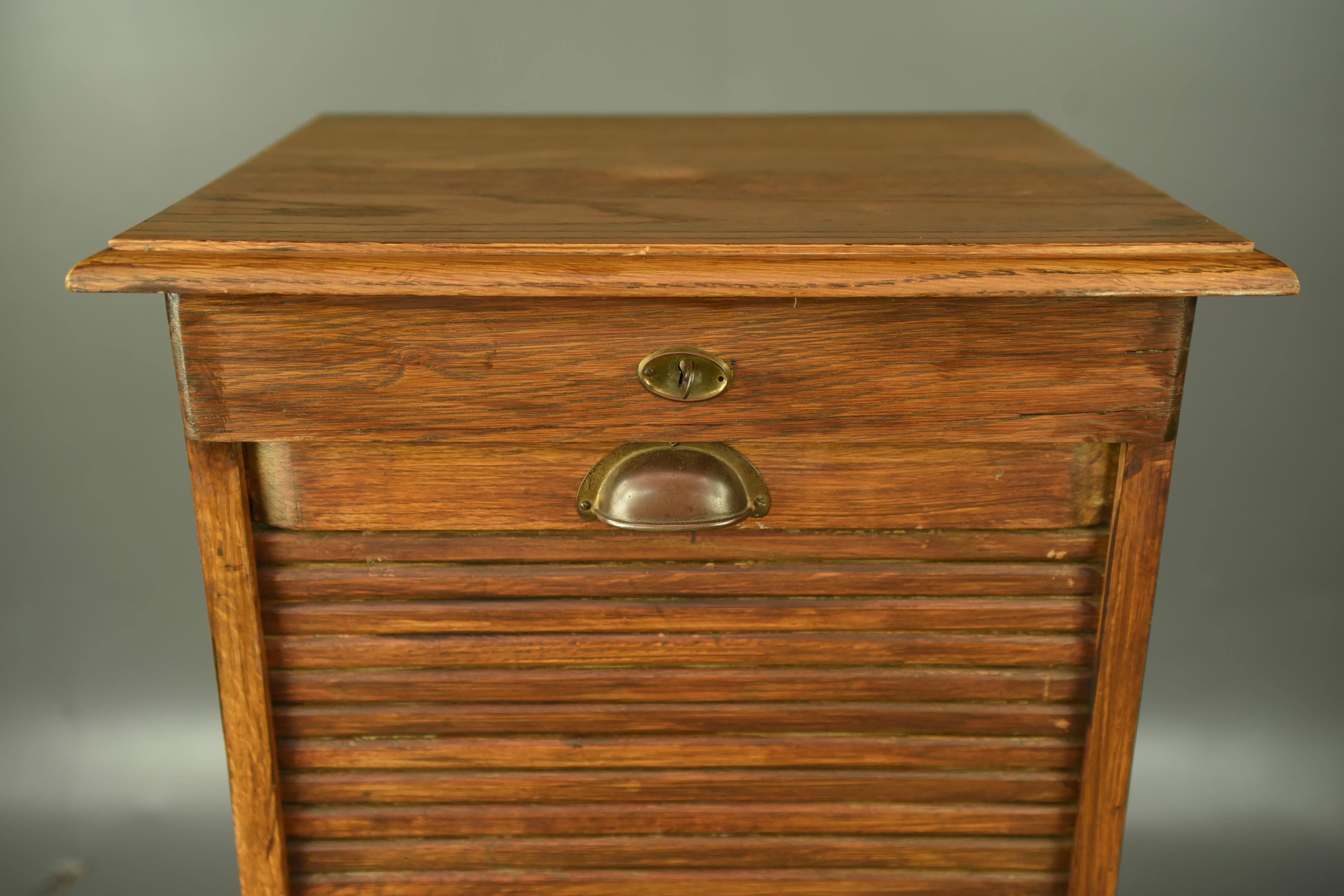 vintage eiche tambour front aktenschrank (Eichenholz) im Angebot