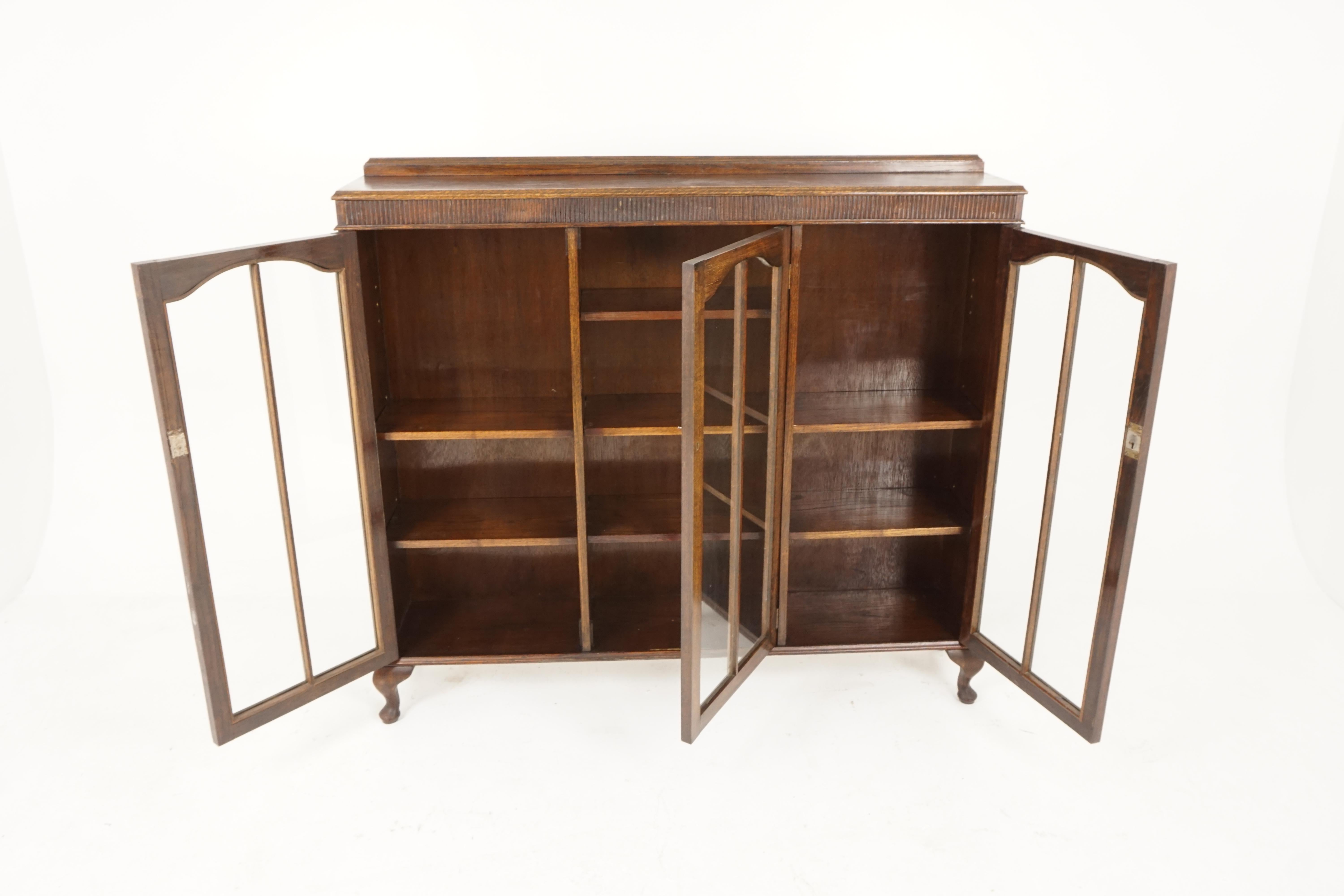 Vintage oak three-door bookcase, display cabinet, Scotland 1930, B2236

Scotland, 1930
Solid oak
Original finish
Pediment top on rectangular moulded top,
Three dome shaped doors underneath
Opens to reveal pair of adjustable shelves to the