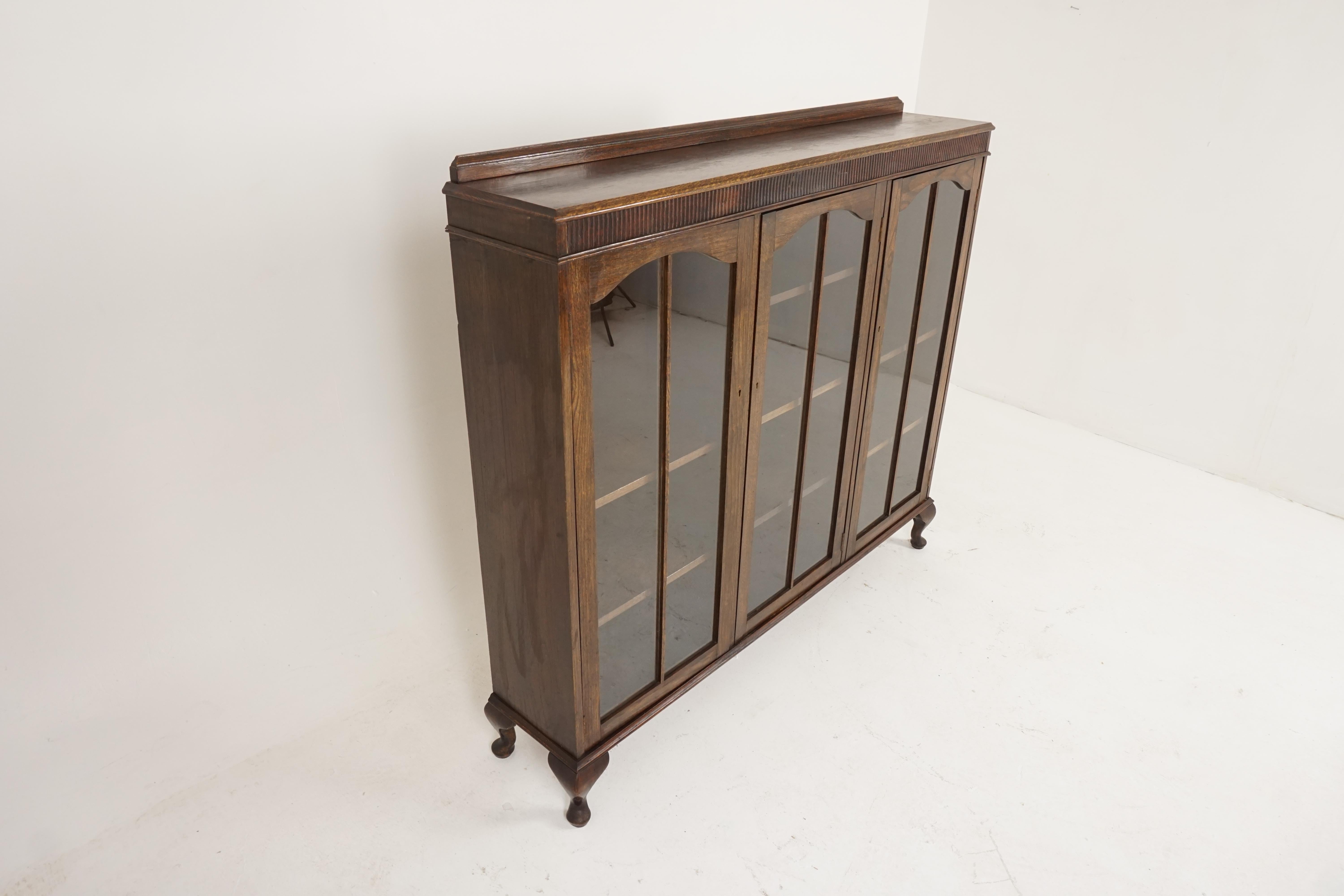 Vintage Oak Three-Door Bookcase, Display Cabinet, Scotland 1930, B2236 In Good Condition In Vancouver, BC