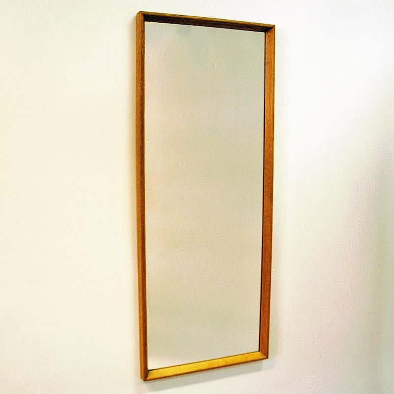 Rectangular and lovely oak wall mirror produced by Nyge Verken in Nyköping, Sweden, 1960s. Good vintage condition with original label on the back from the producer.
Measures: 97.5 cm H x 39 cm W x 3 cm D.
