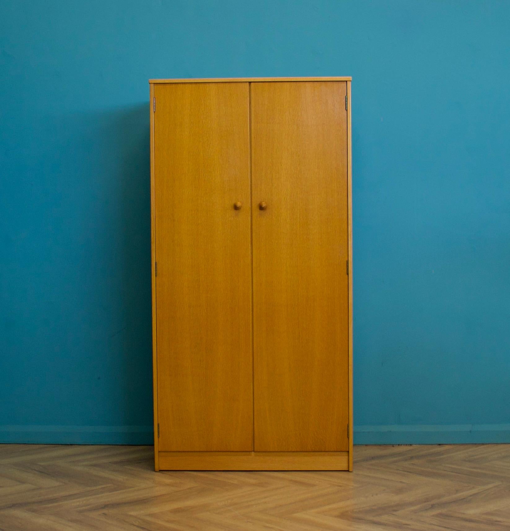 Mid-Century Modern Armoire vintage en chêne de Herbert Gibbs, années 1960 en vente