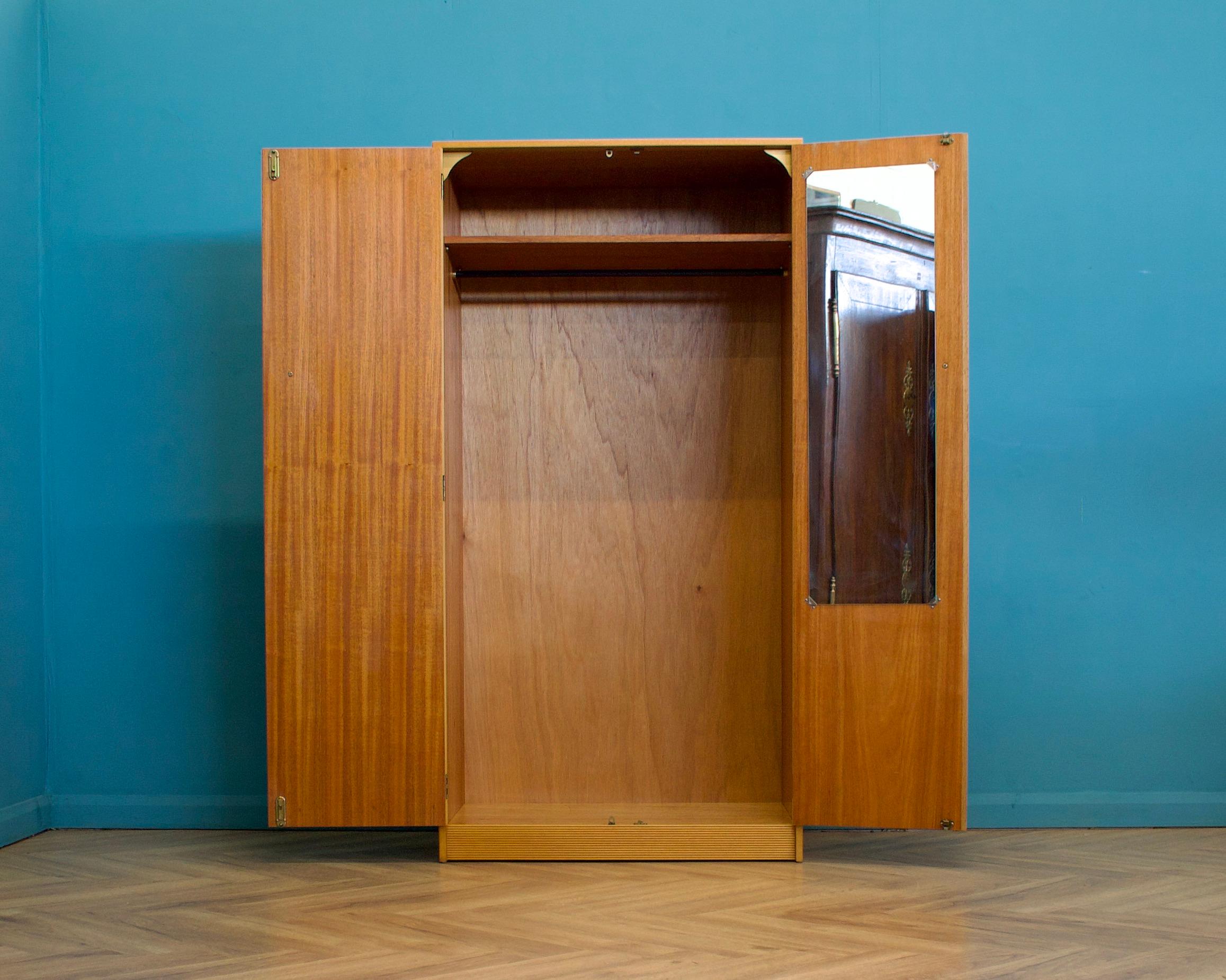 Britannique Armoire vintage en chêne de Herbert Gibbs, années 1960 en vente
