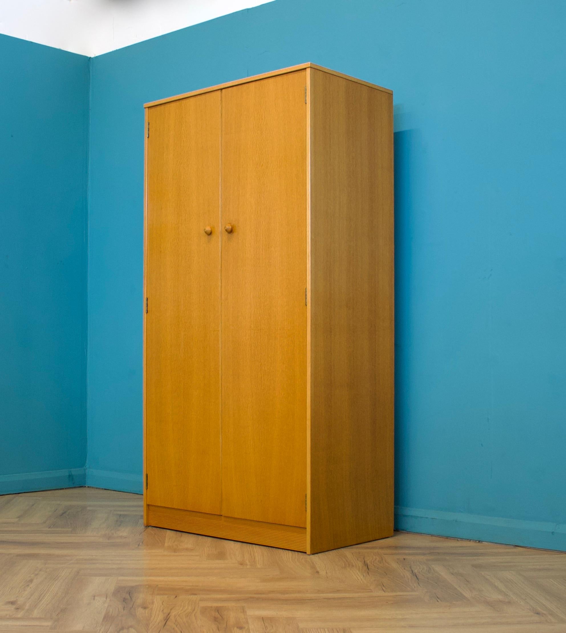 Placage Armoire vintage en chêne de Herbert Gibbs, années 1960 en vente