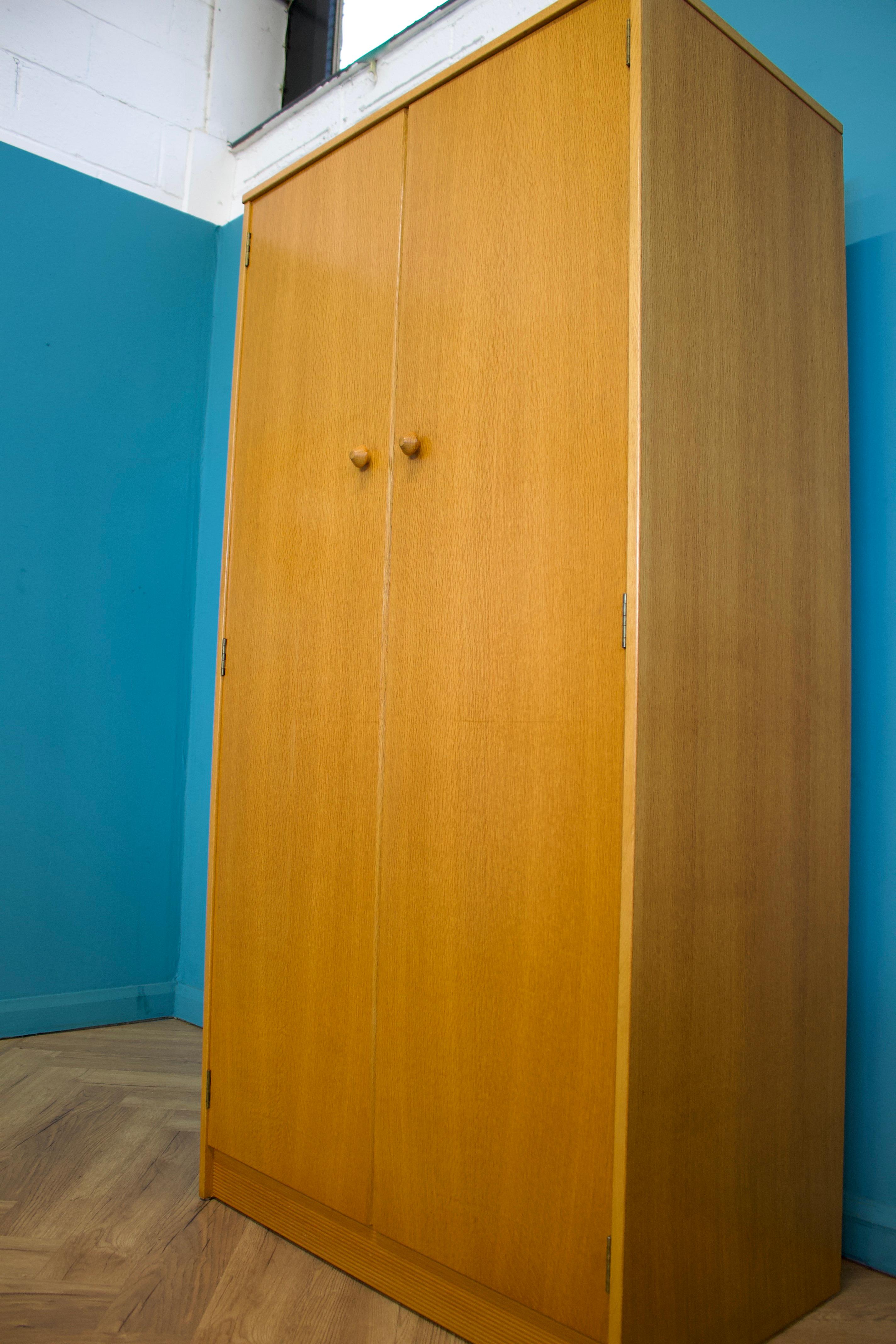 Armoire vintage en chêne de Herbert Gibbs, années 1960 Bon état - En vente à South Shields, GB