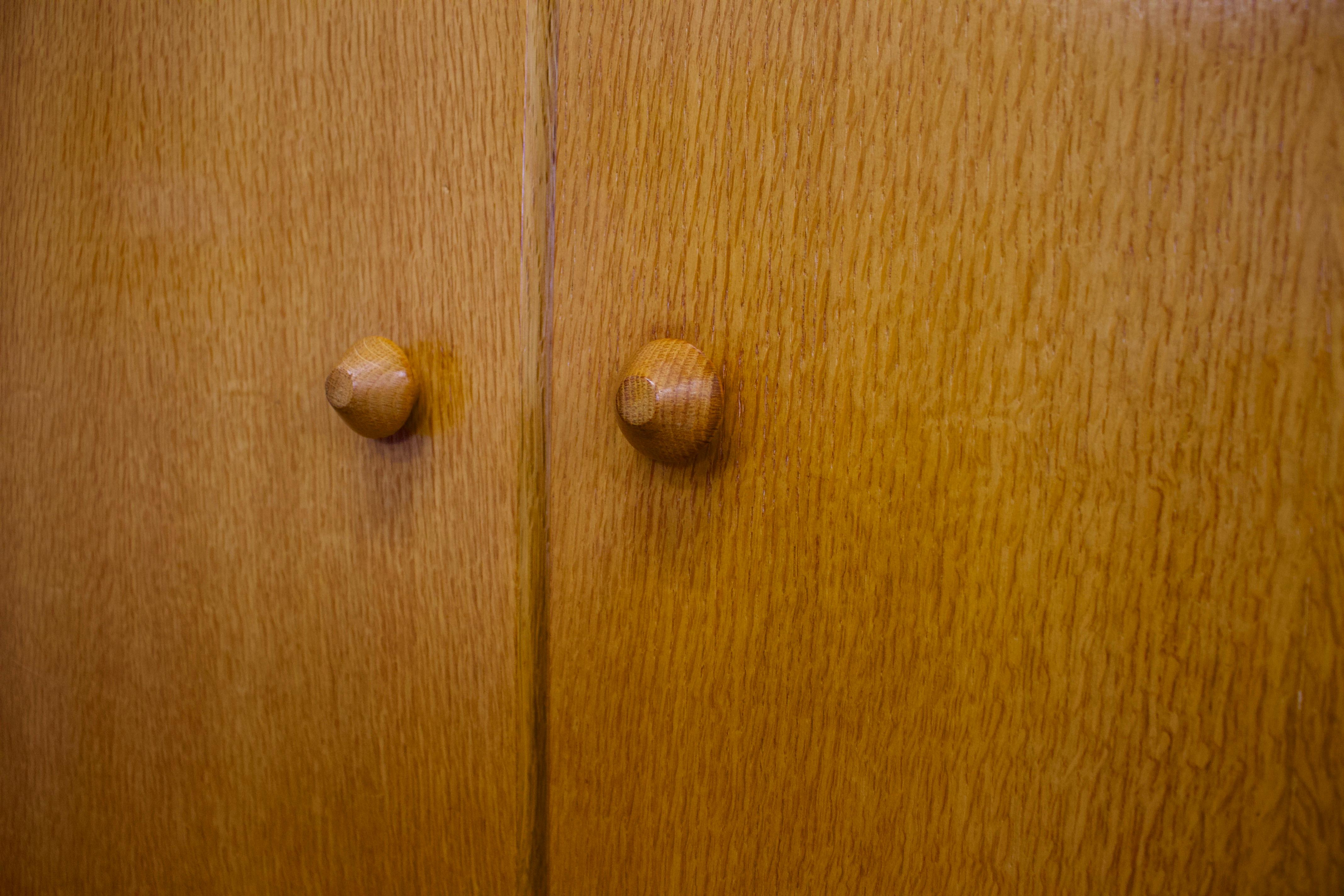 20ième siècle Armoire vintage en chêne de Herbert Gibbs, années 1960 en vente
