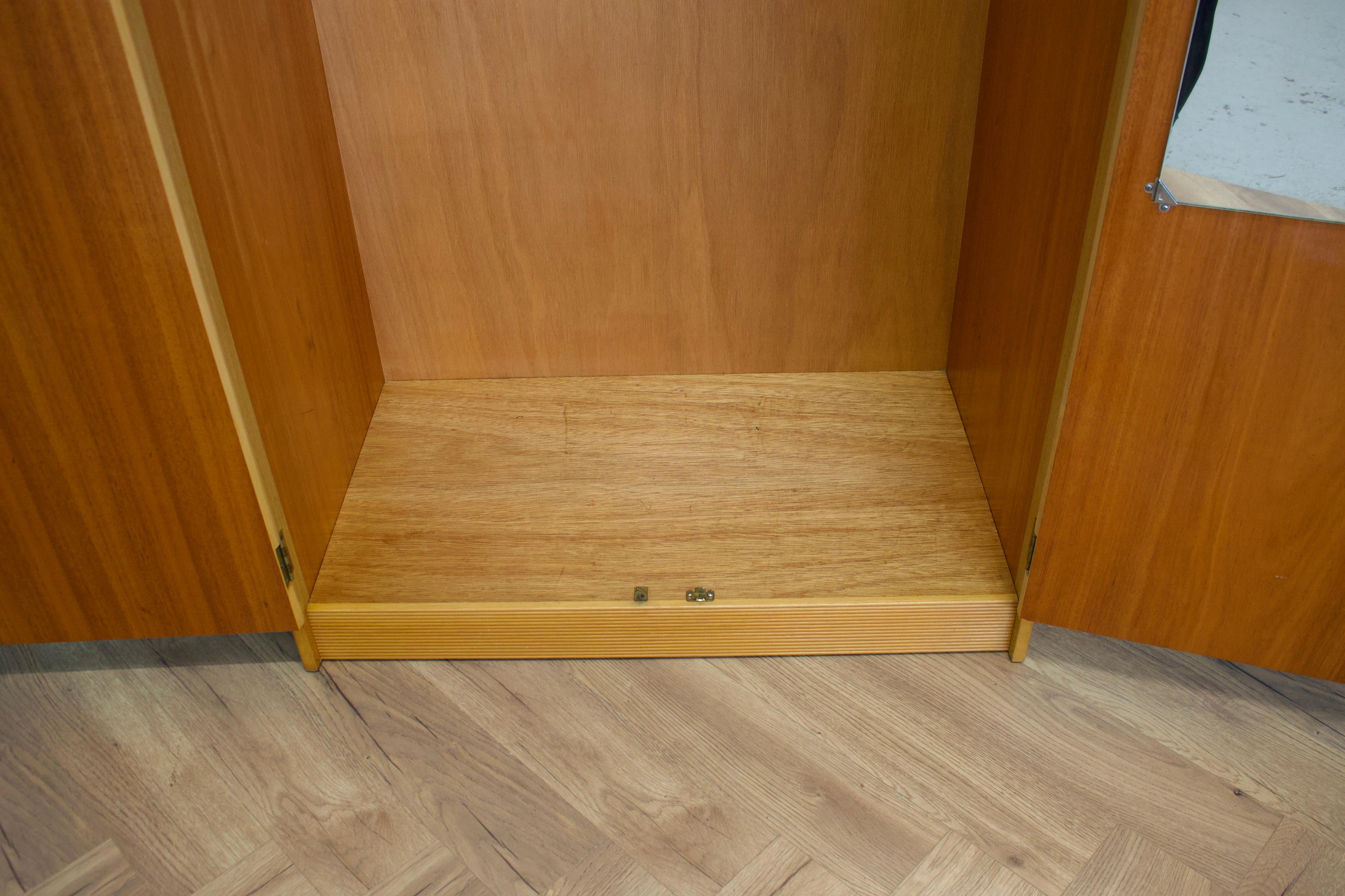Chêne Armoire vintage en chêne de Herbert Gibbs, années 1960 en vente