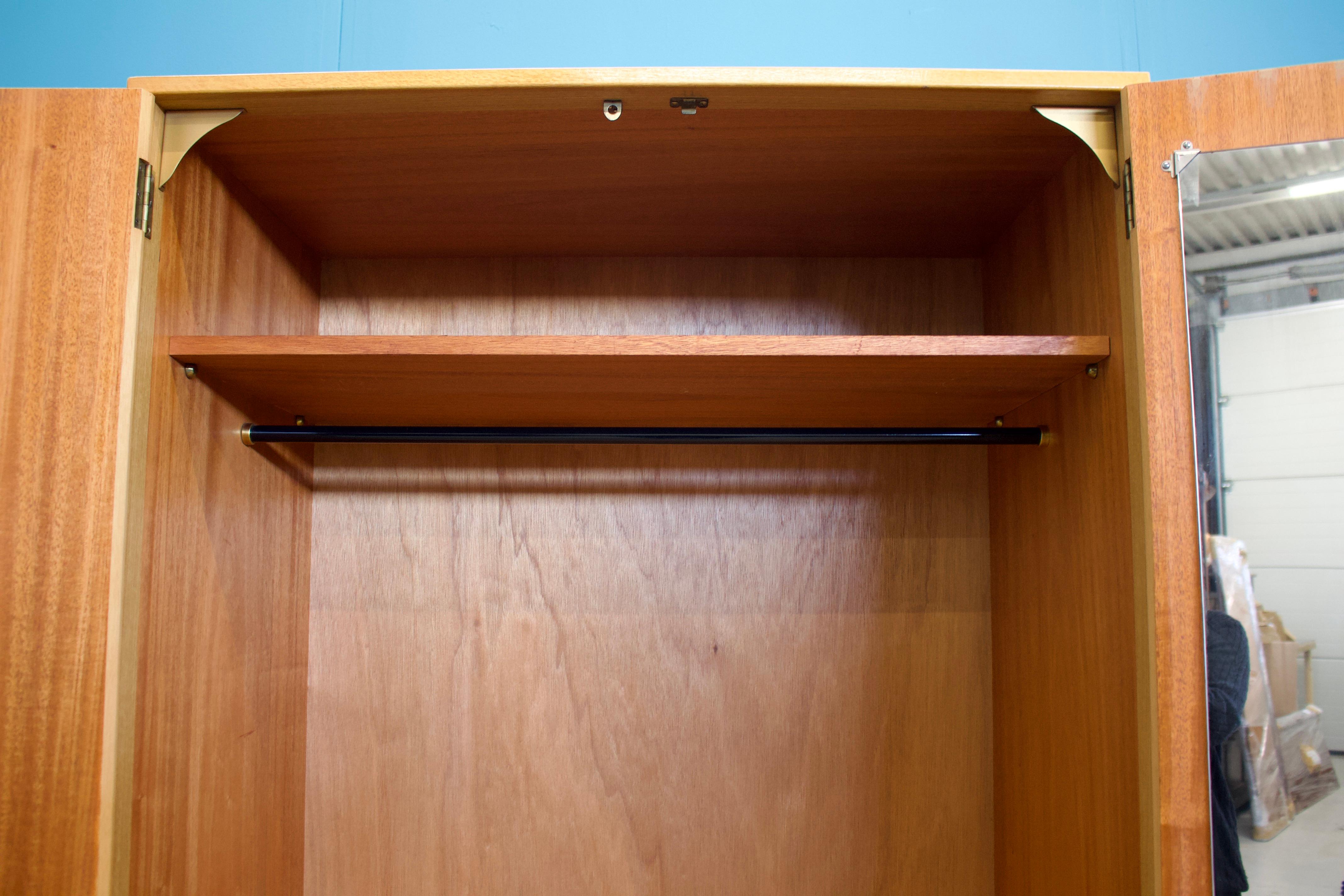 Armoire vintage en chêne de Herbert Gibbs, années 1960 en vente 1