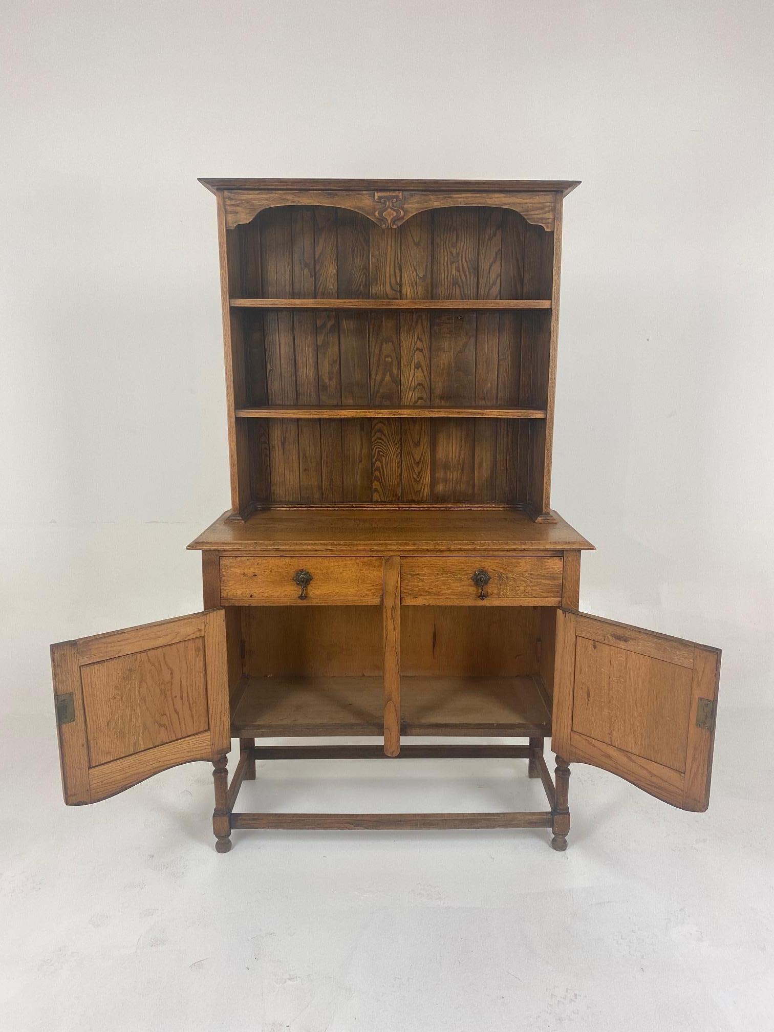 Vintage oak, Welsh dresser, sideboard, buffet and Hutch, Scotland 1930, B650

Scotland 1930
Solid Oak
Original Finish
The plate neck situated above, with carved frieze
Two shelves with plate holders
The base with a pair of dovetailed