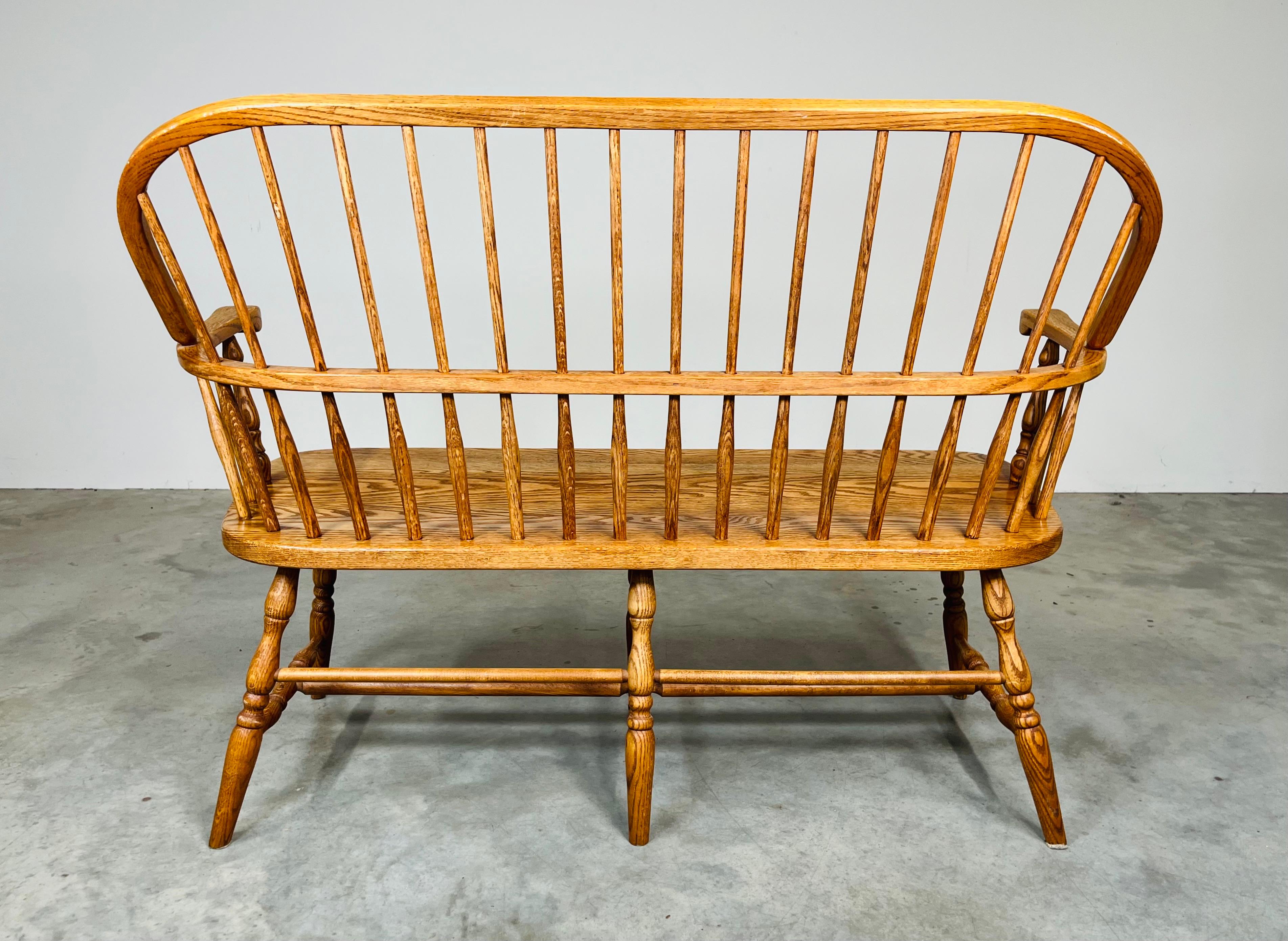 Vintage Eiche Windsor Spindel
Zurück Prosper's Bench oder Settee 1970s (Handgeschnitzt) im Angebot