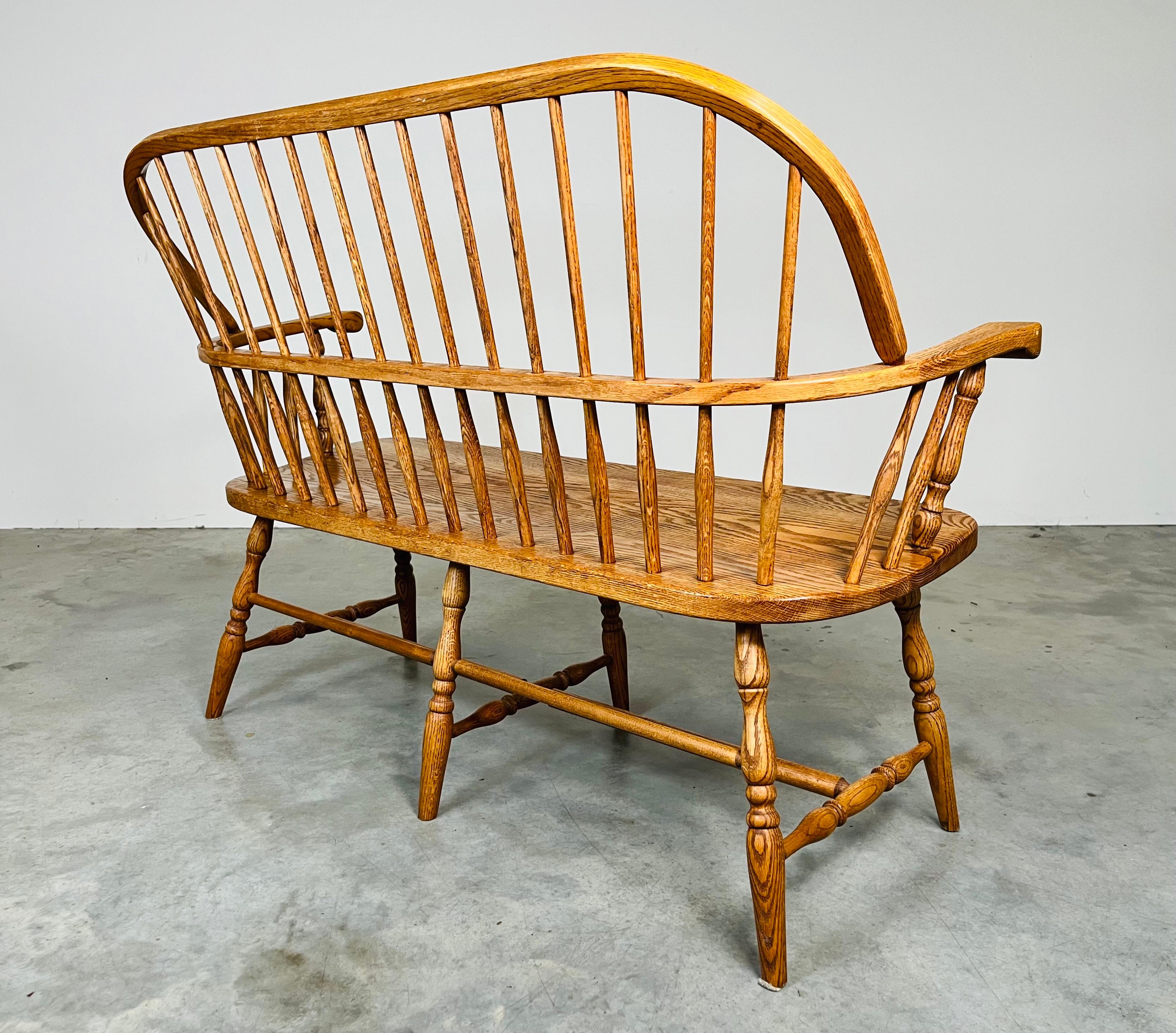 Vintage Eiche Windsor Spindel
Zurück Prosper's Bench oder Settee 1970s im Zustand „Hervorragend“ im Angebot in Southampton, NJ