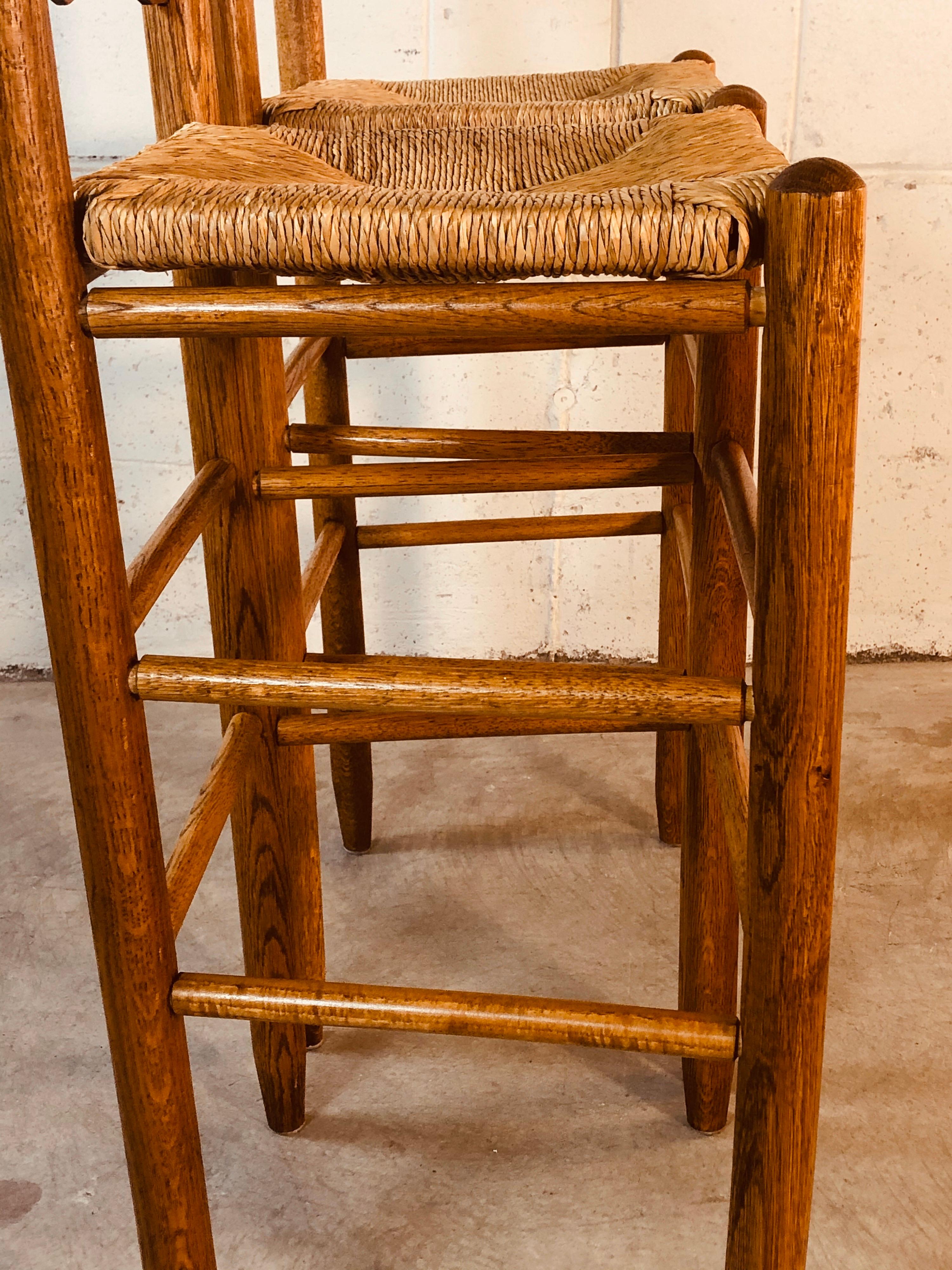 Vintage Eichenholz Barhocker mit Rush Sitze:: Paar 6