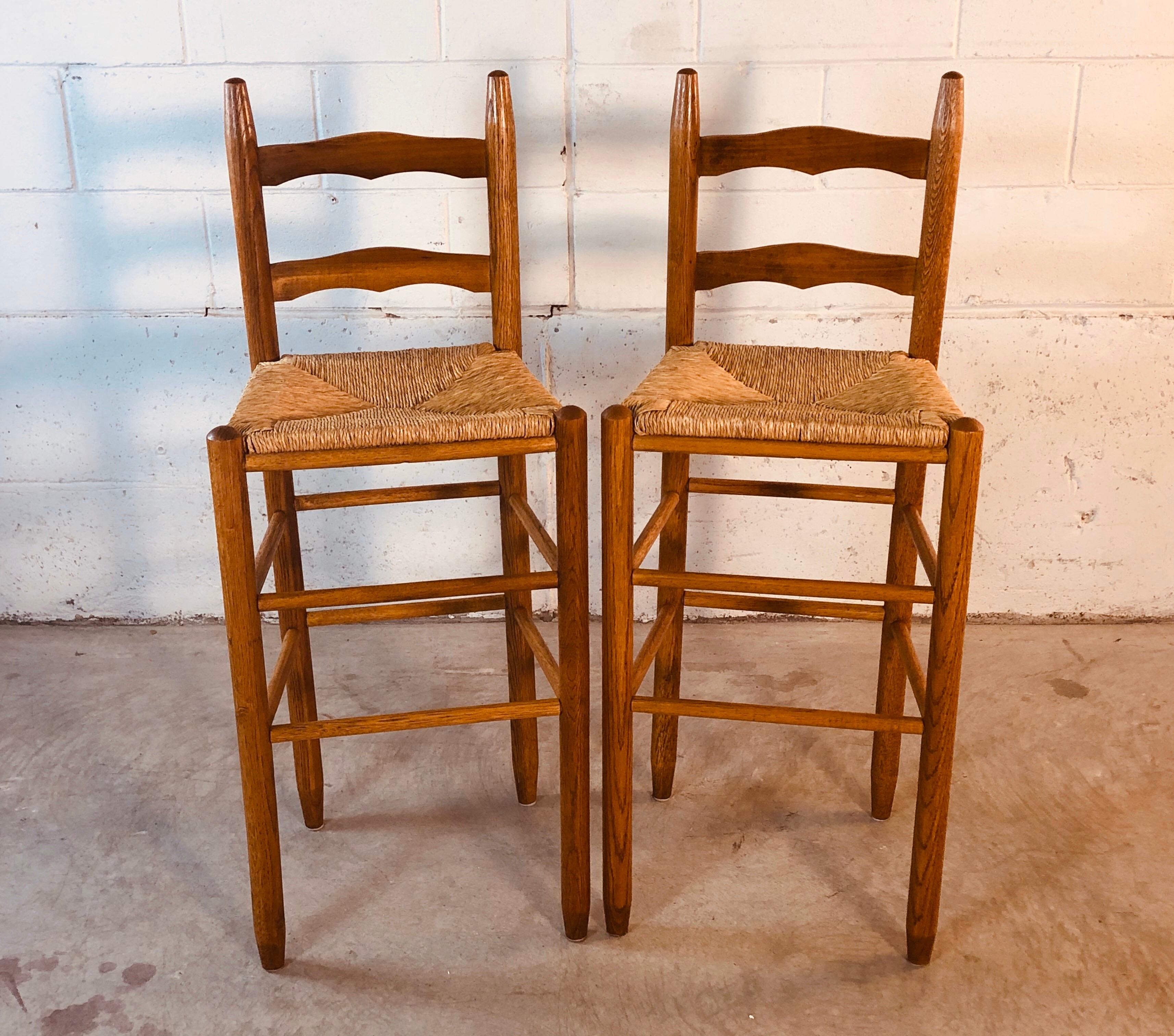 Vintage Paar Barhocker aus massivem Eichenholz mit Binsen Sitze. Die Hocker sind stabil und nicht beschriftet. Ausgezeichneter gebrauchter Zustand.