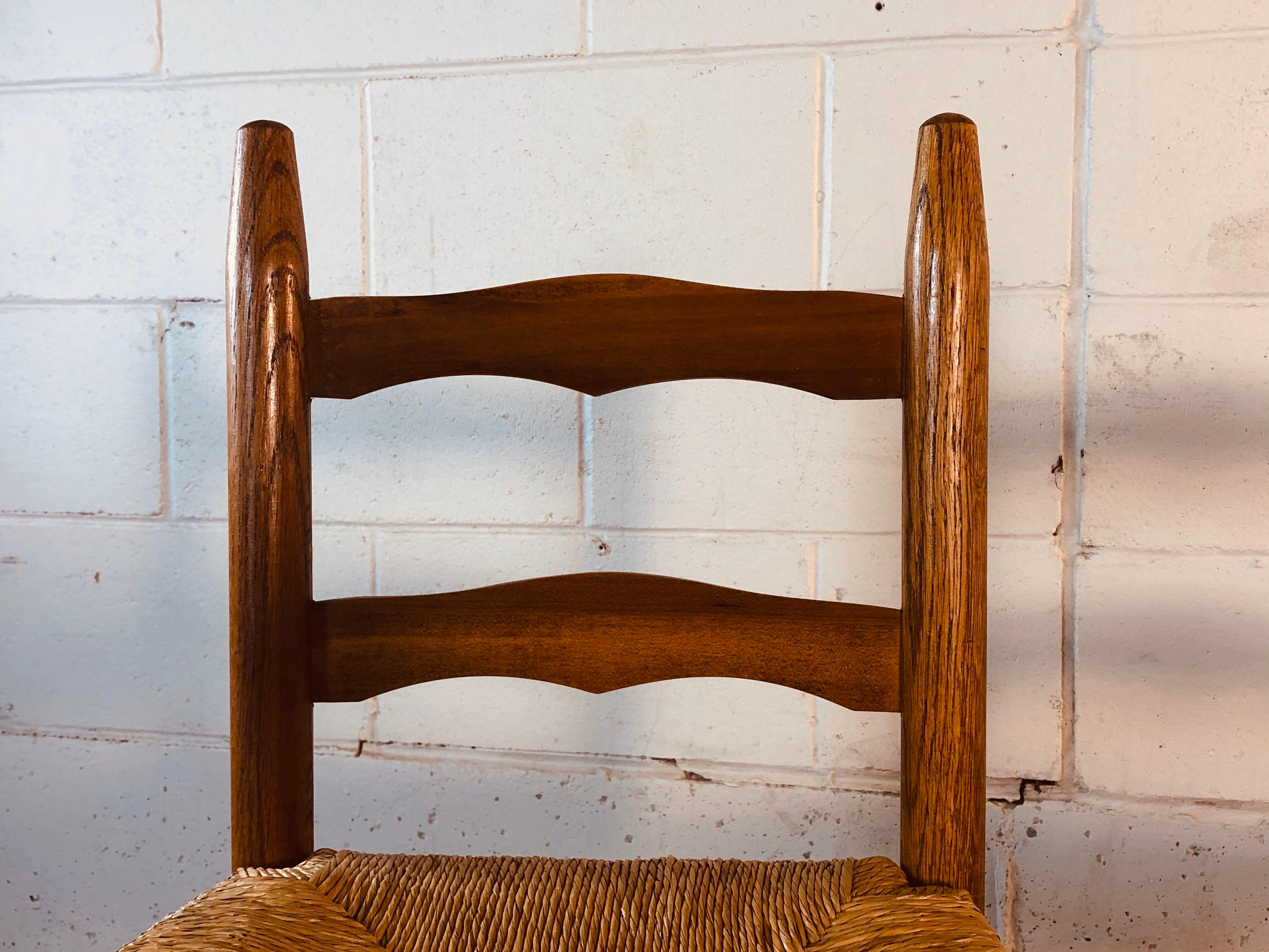 Vintage Eichenholz Barhocker mit Rush Sitze:: Paar im Zustand „Gut“ in Amherst, NH