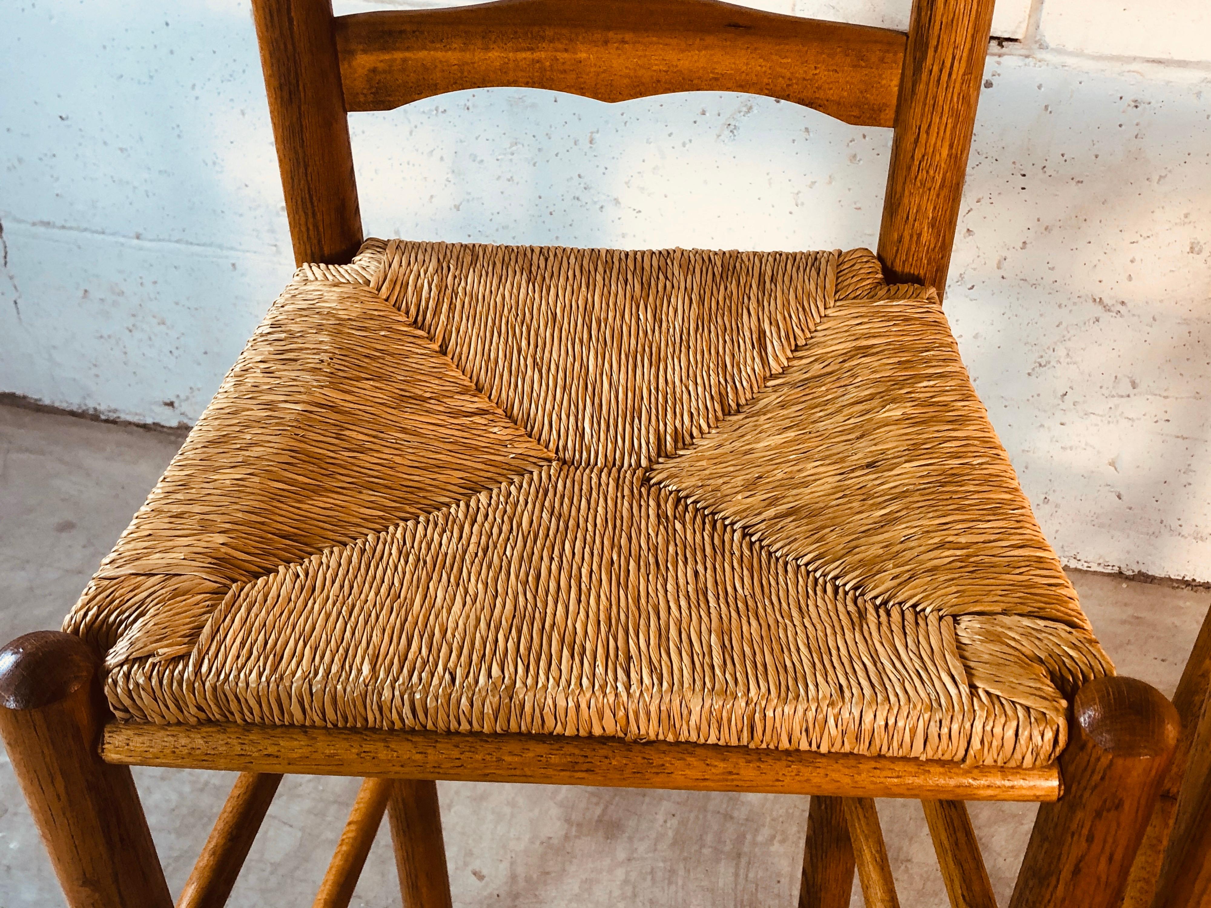 Vintage Eichenholz Barhocker mit Rush Sitze:: Paar (Binse)