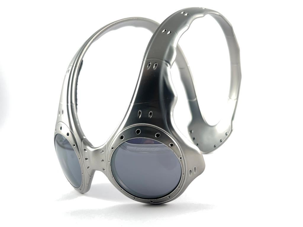 Women's or Men's Vintage Oakley Over The Top Black Mirror Lens 2000 Sunglasses  For Sale