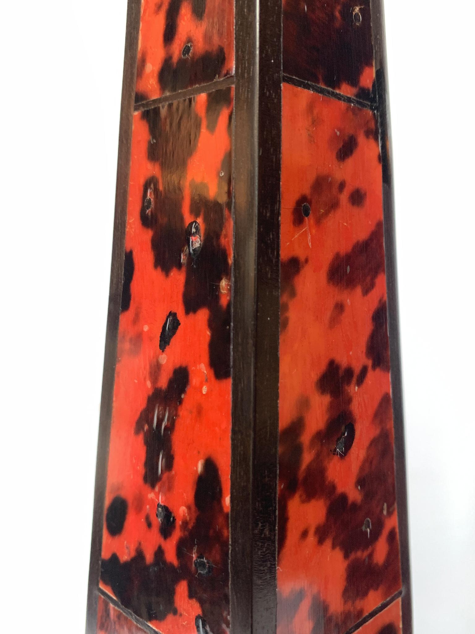 Bois Obélisques Vintage avec placage de faux coquillages - une paire en vente