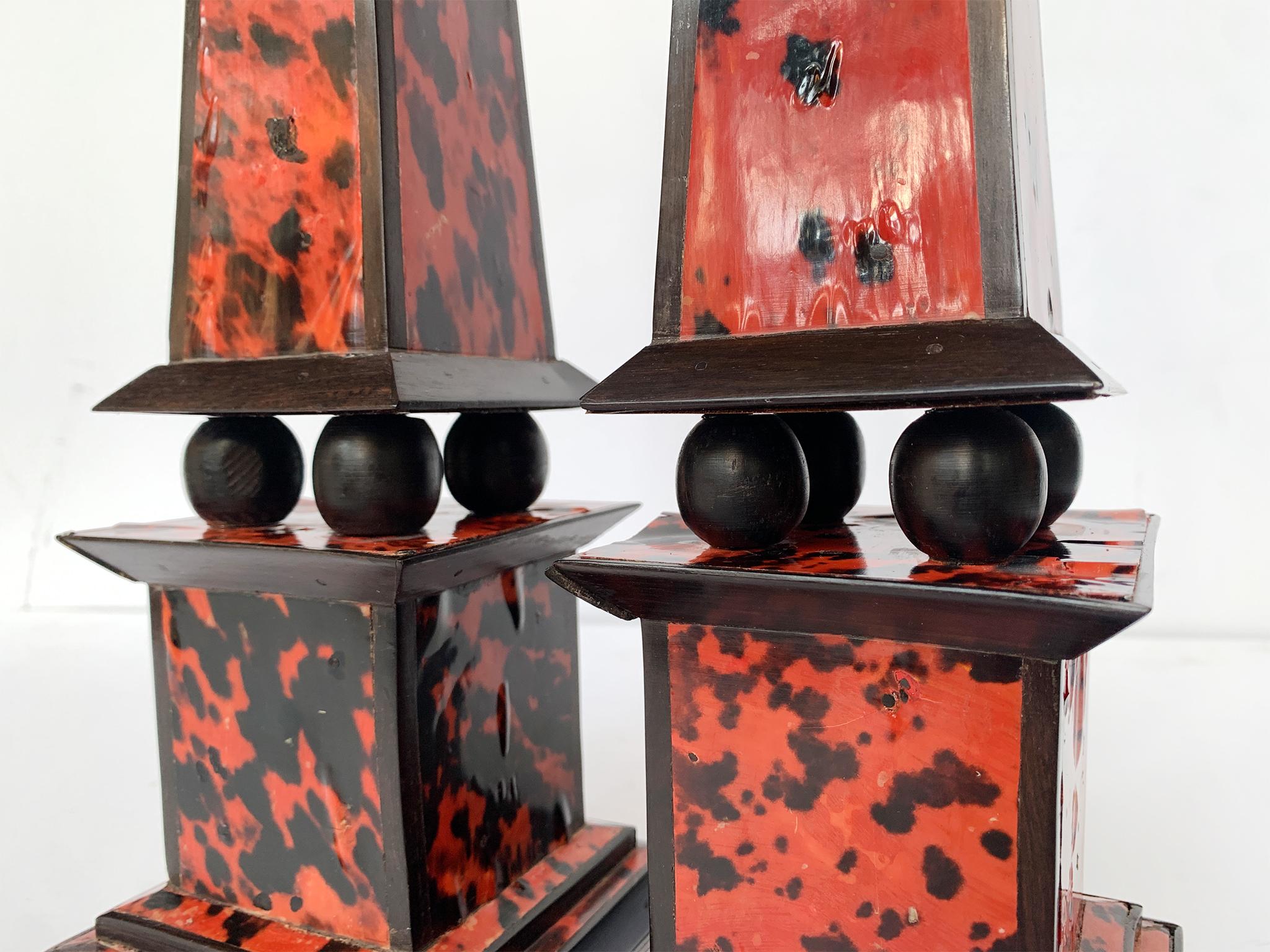 Obélisques Vintage avec placage de faux coquillages - une paire en vente 2